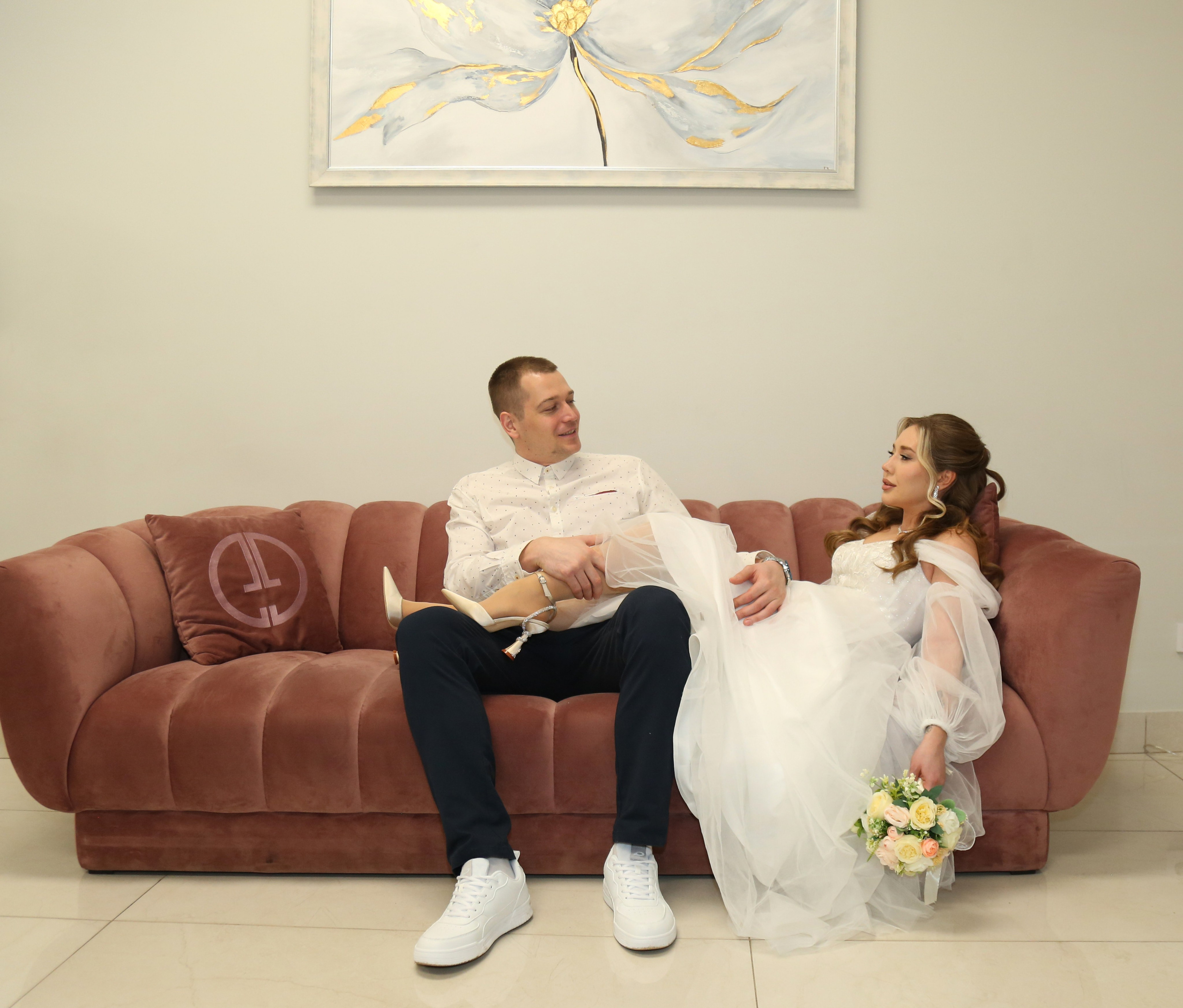 Свадебная фотосессия Динары и Романа в Шипиловском Загсе. Фотосессия в студии в Москве от профессионального фотографа услуги по доступным ценам