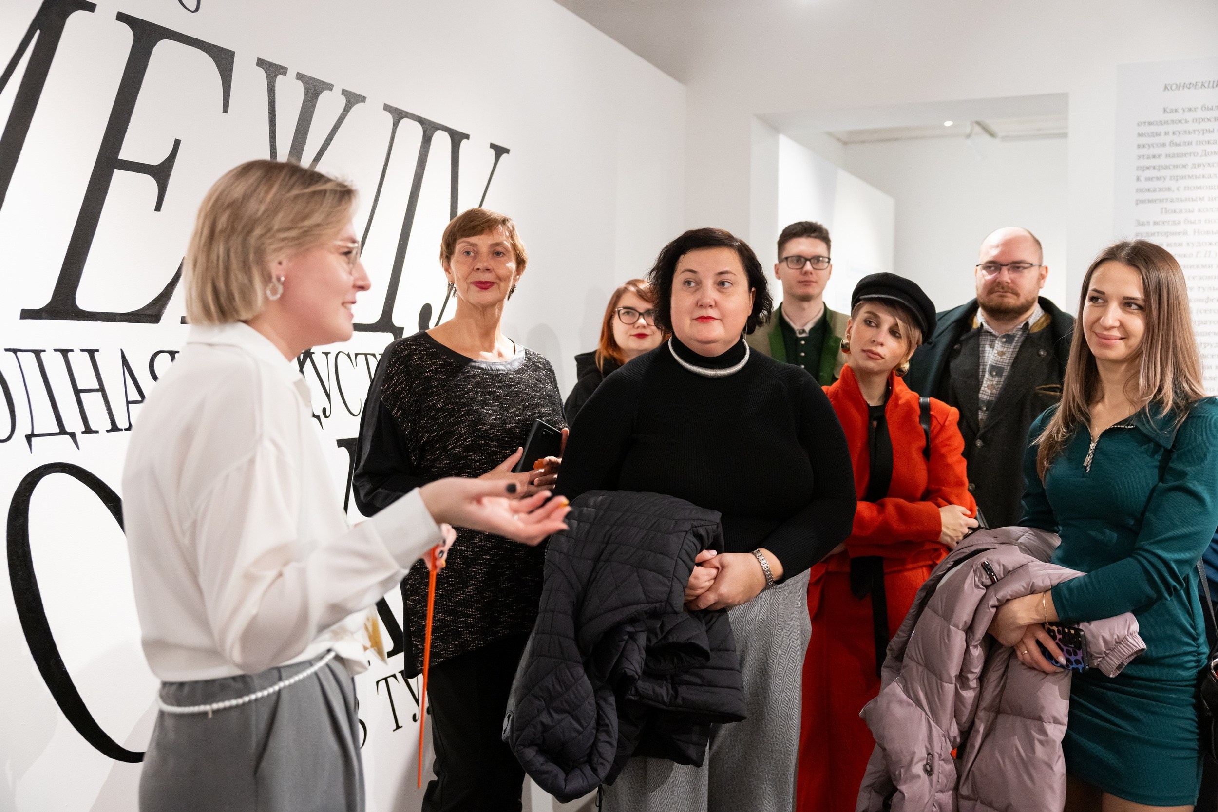 Вернисаж выставки «Между строчками. Швейное мастерство и модная индустрия в Туле 1970-1990-х» в Доме Крафта (28 ноября 2025). Репортажный фотограф Алексей Пирязев