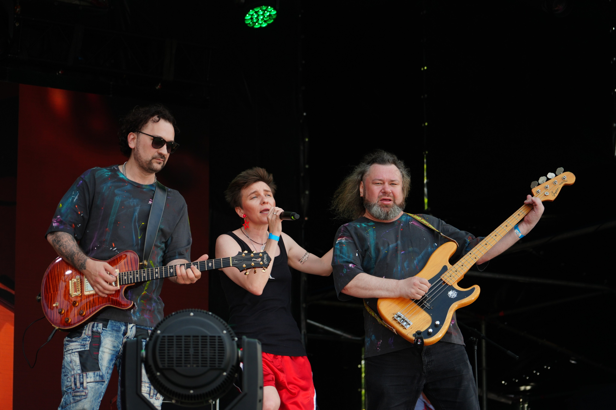 Настоящее летнее настроение на мотофестивале: байкеры и фанаты рока собираются вместе, чтобы отметить праздник