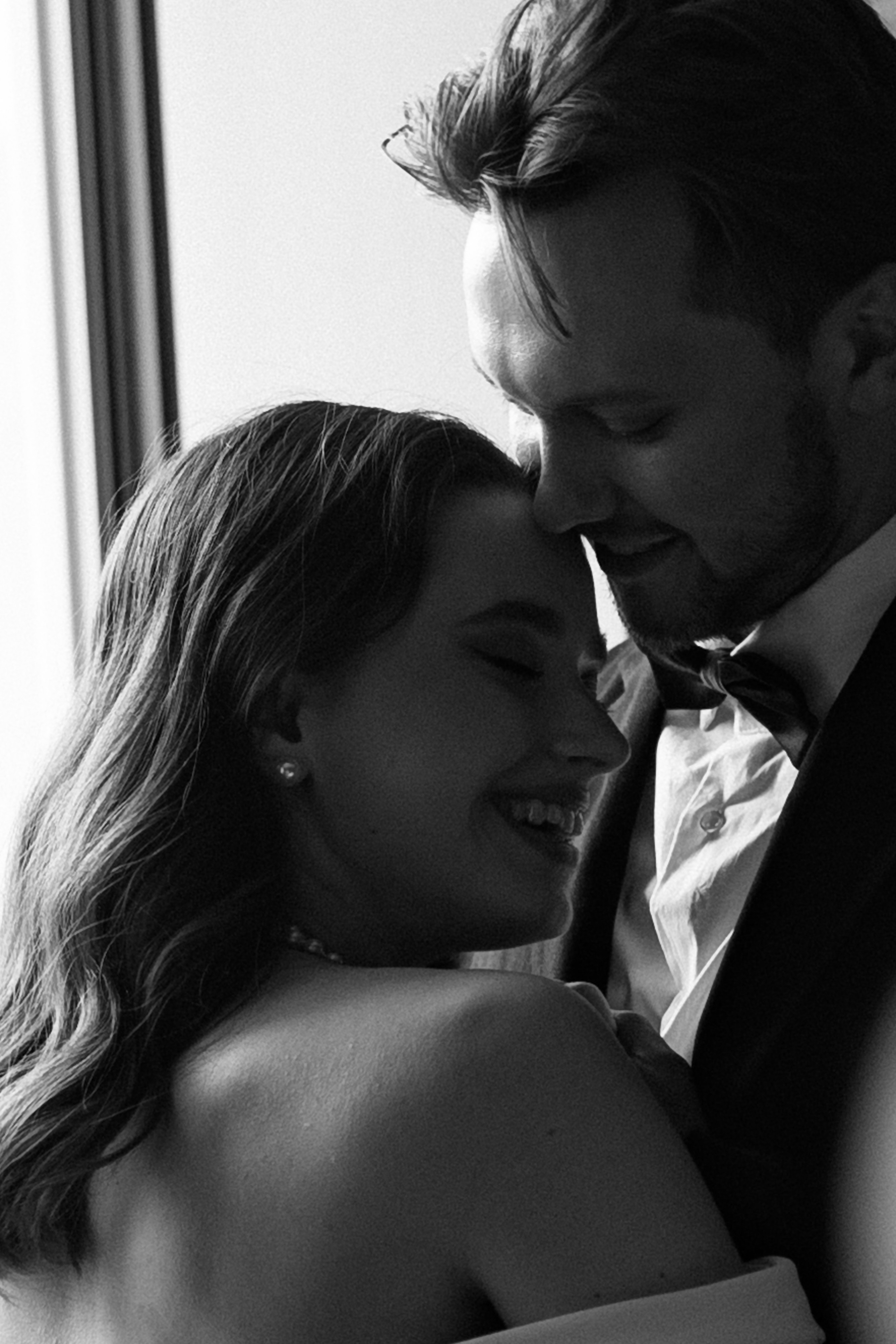 Свадебная фотосессия в квартире-студии. Свадебный фотограф в Москве Мария Крош