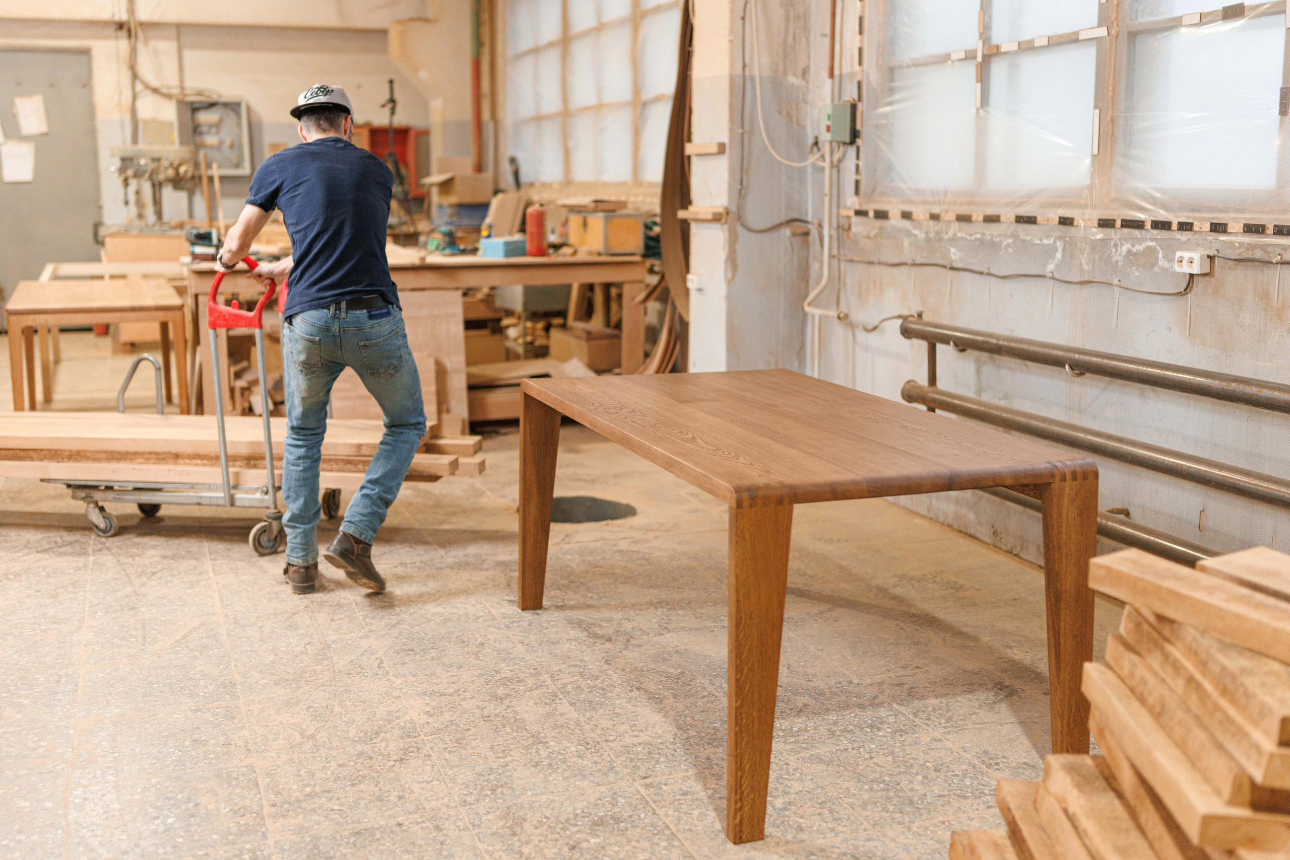 Артур и его стулья. Фотограф Балаев Михаил