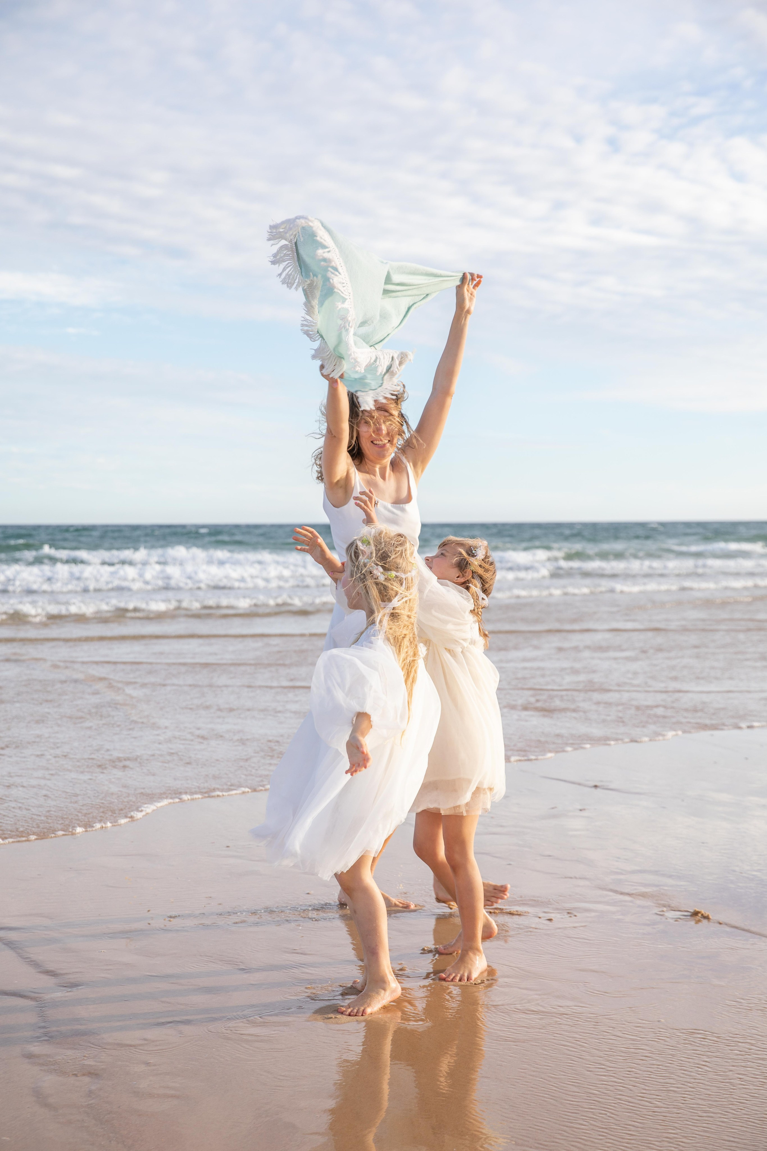 Family on the ocean. Professional Photographer in Portugal. Oksana Lomnova