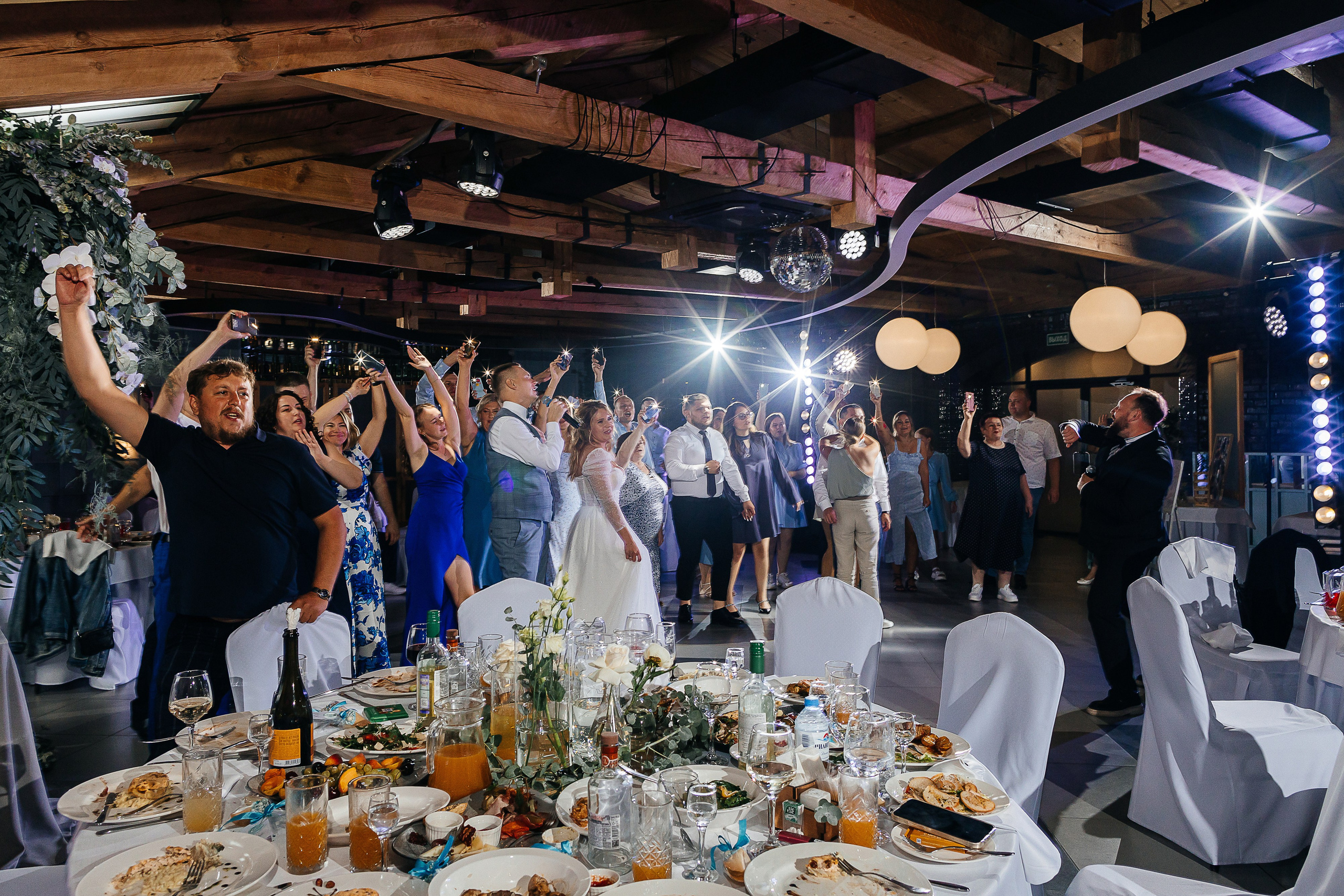 Трогательная выездная церемония в уютном дворике отеля. Олег Сверчков | Свадебный фотограф Вологда