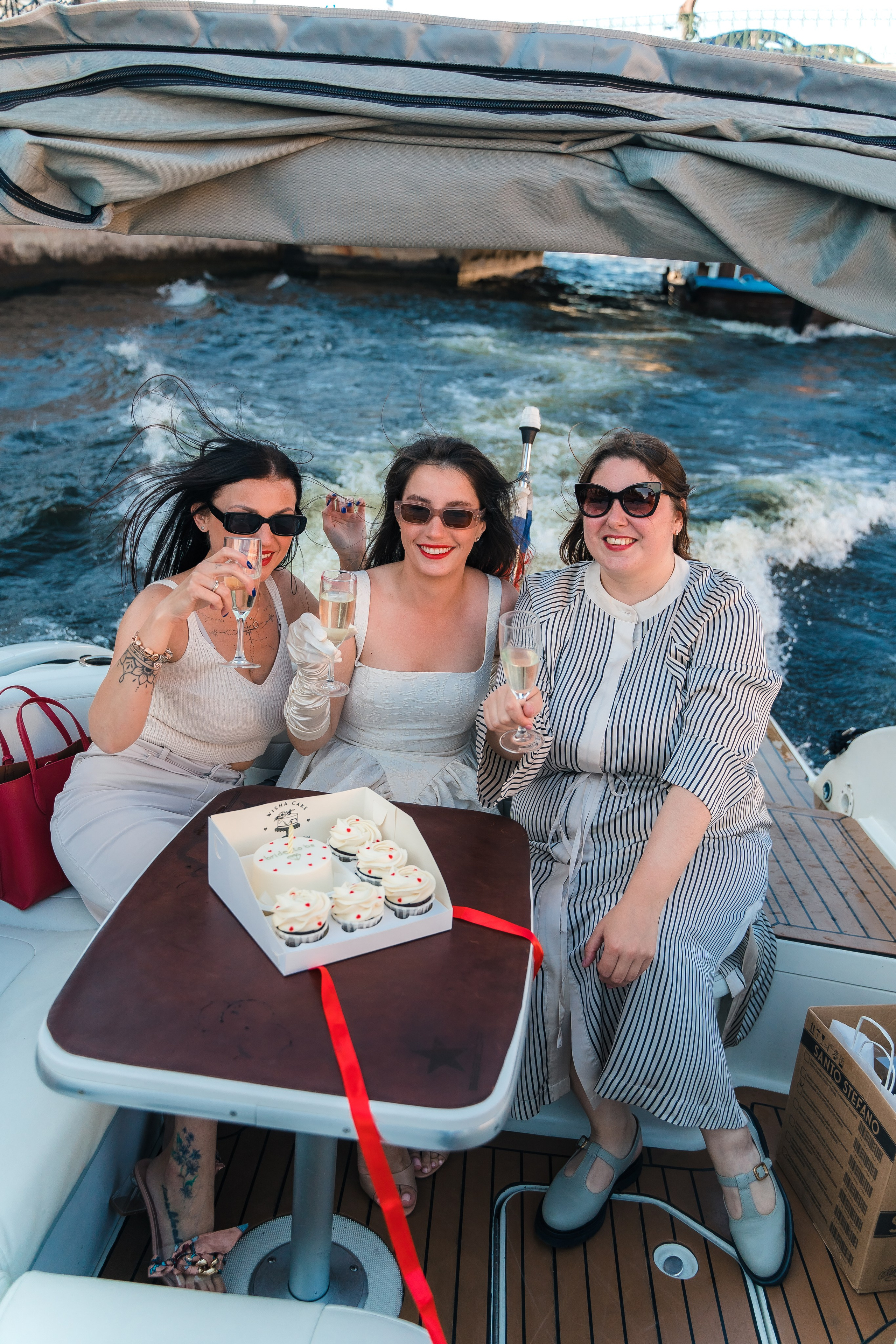 Фотосъемка девичника, встреча девушек, веселые женские портреты