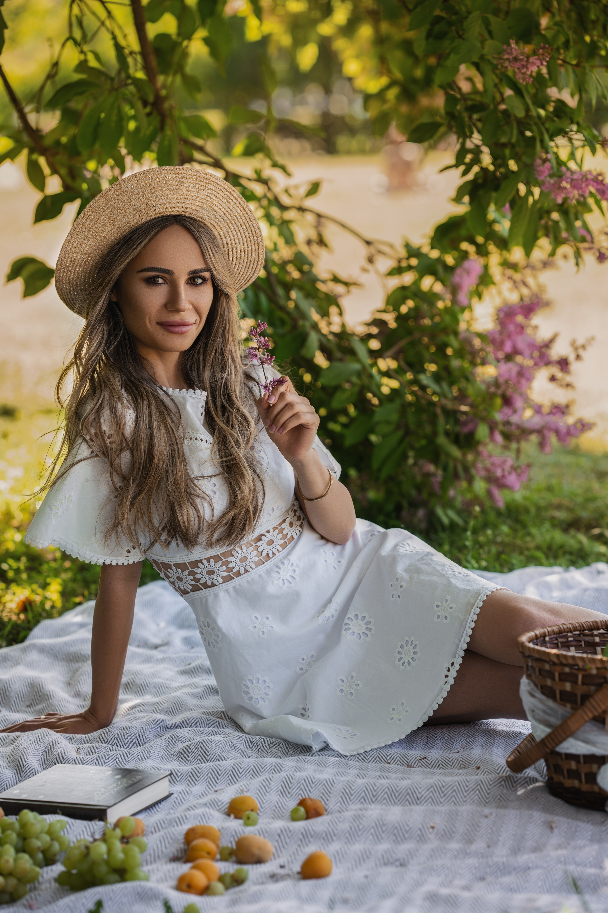 Нежная Динара в сирени. Семейный и портретный фотограф в Санкт-Петербурге Татьяна Гримоть