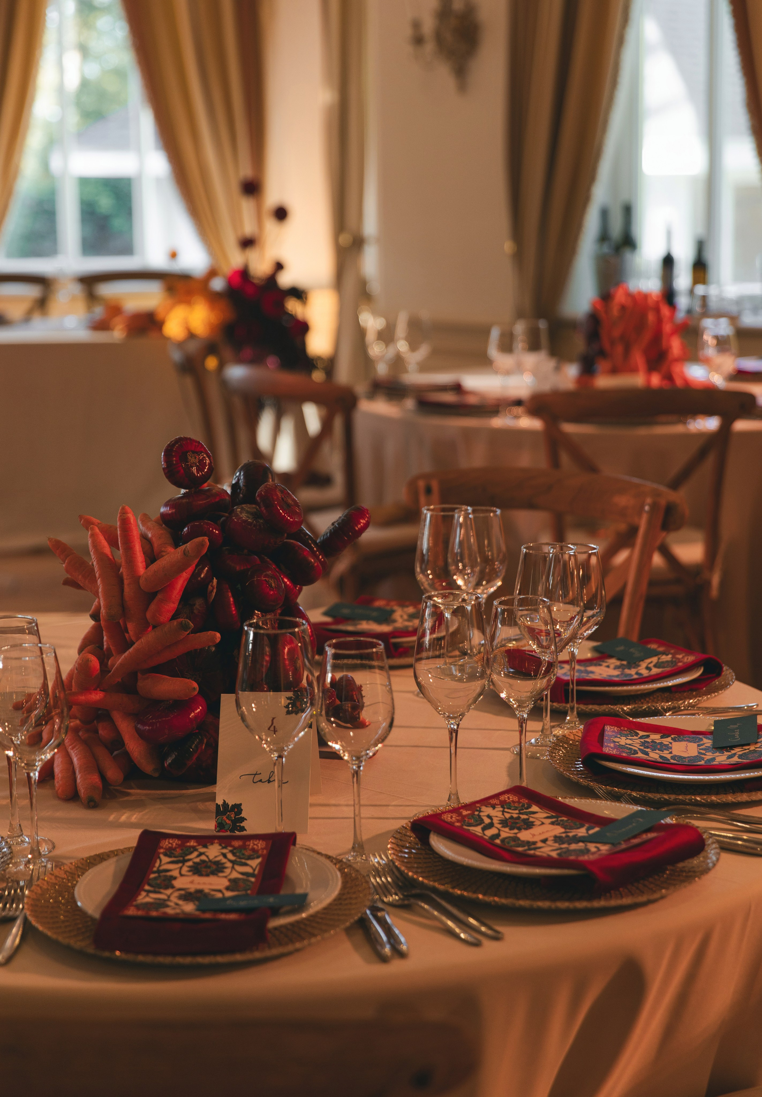 В ЛУЧАХ ЗАКАТА НА БЕРЕГУ МОРСКОМ