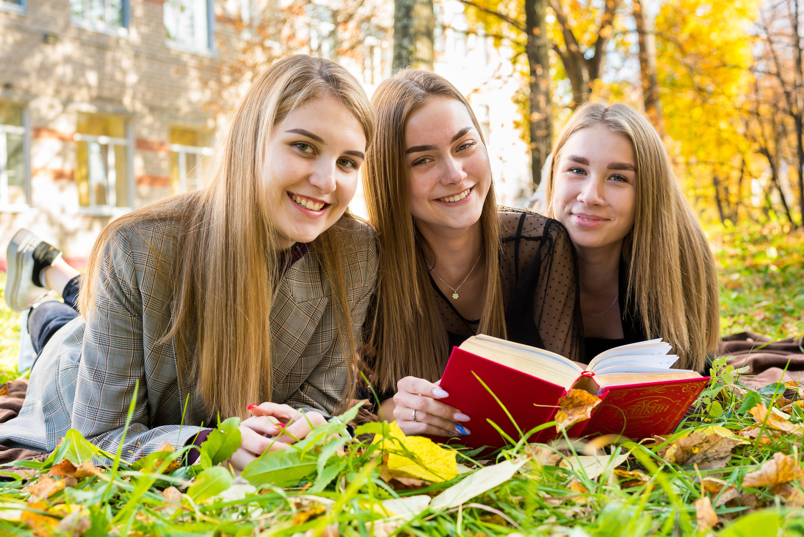 В школьном дворе, парке. Детский фотограф в Екатеринбурге и Берёзовском Евгений Кондаков