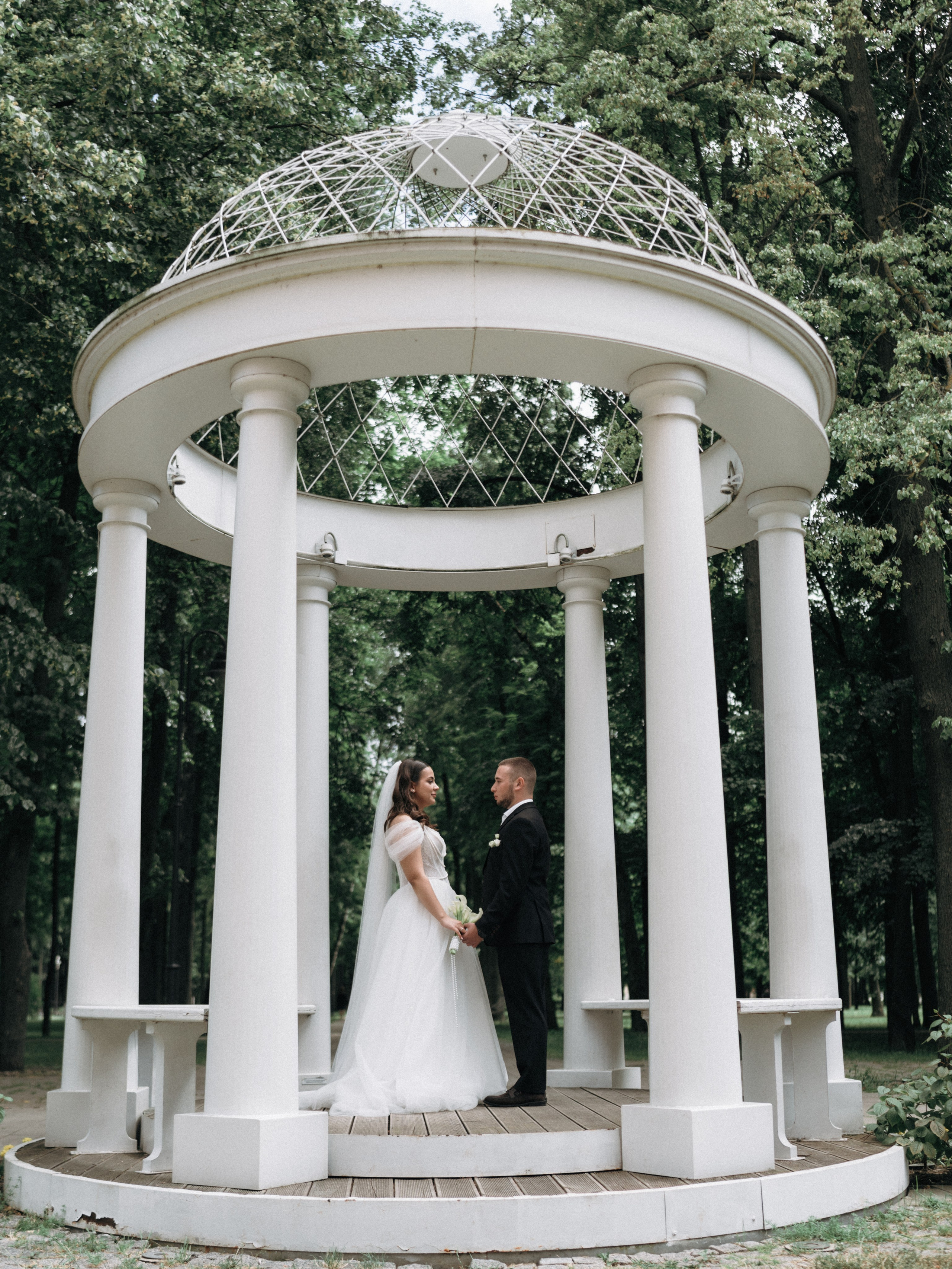 Свадебная прогулка в парке у ротонды — свадебный фотограф Москва
