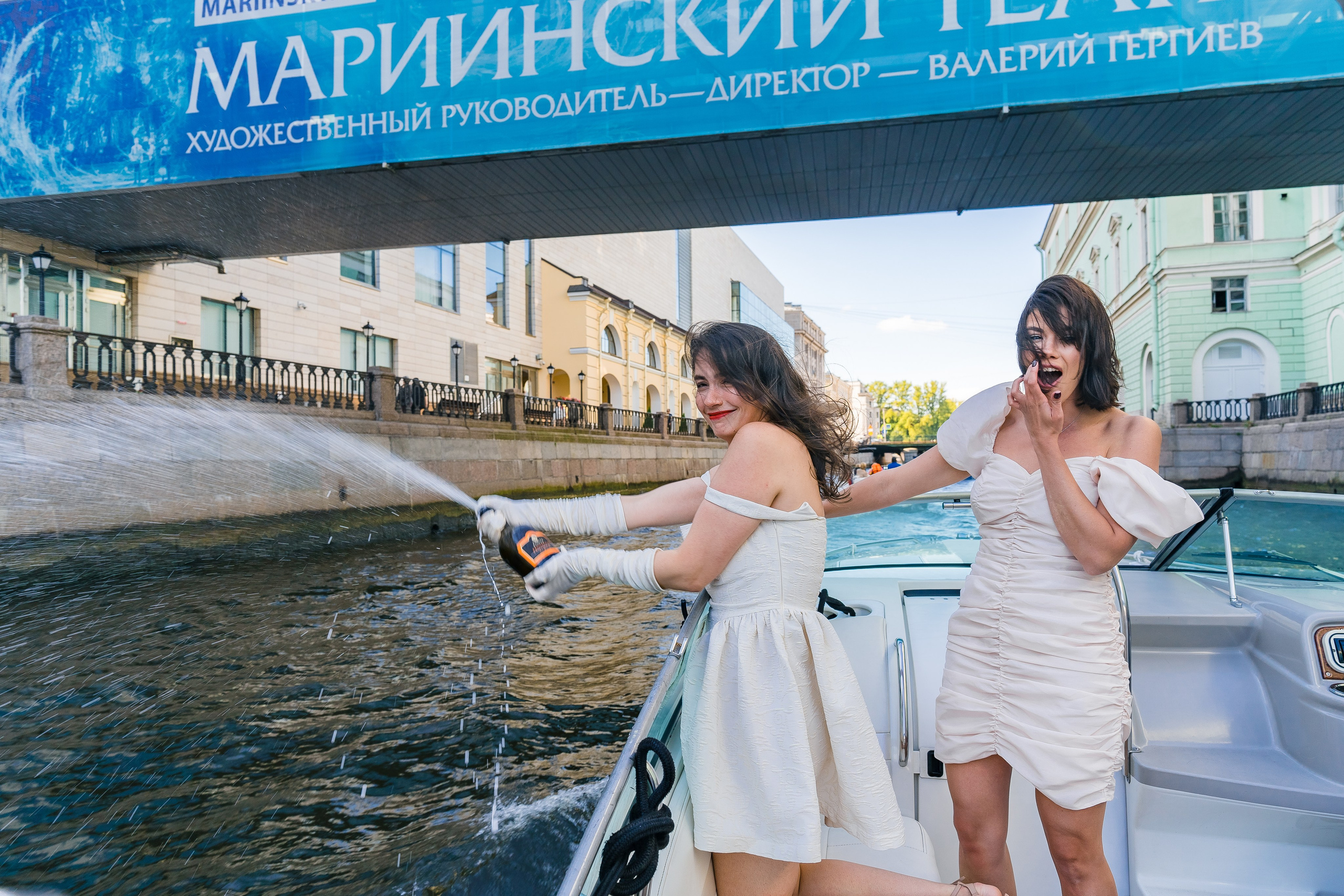 Фотосъемка девичника, встреча девушек, веселые женские портреты