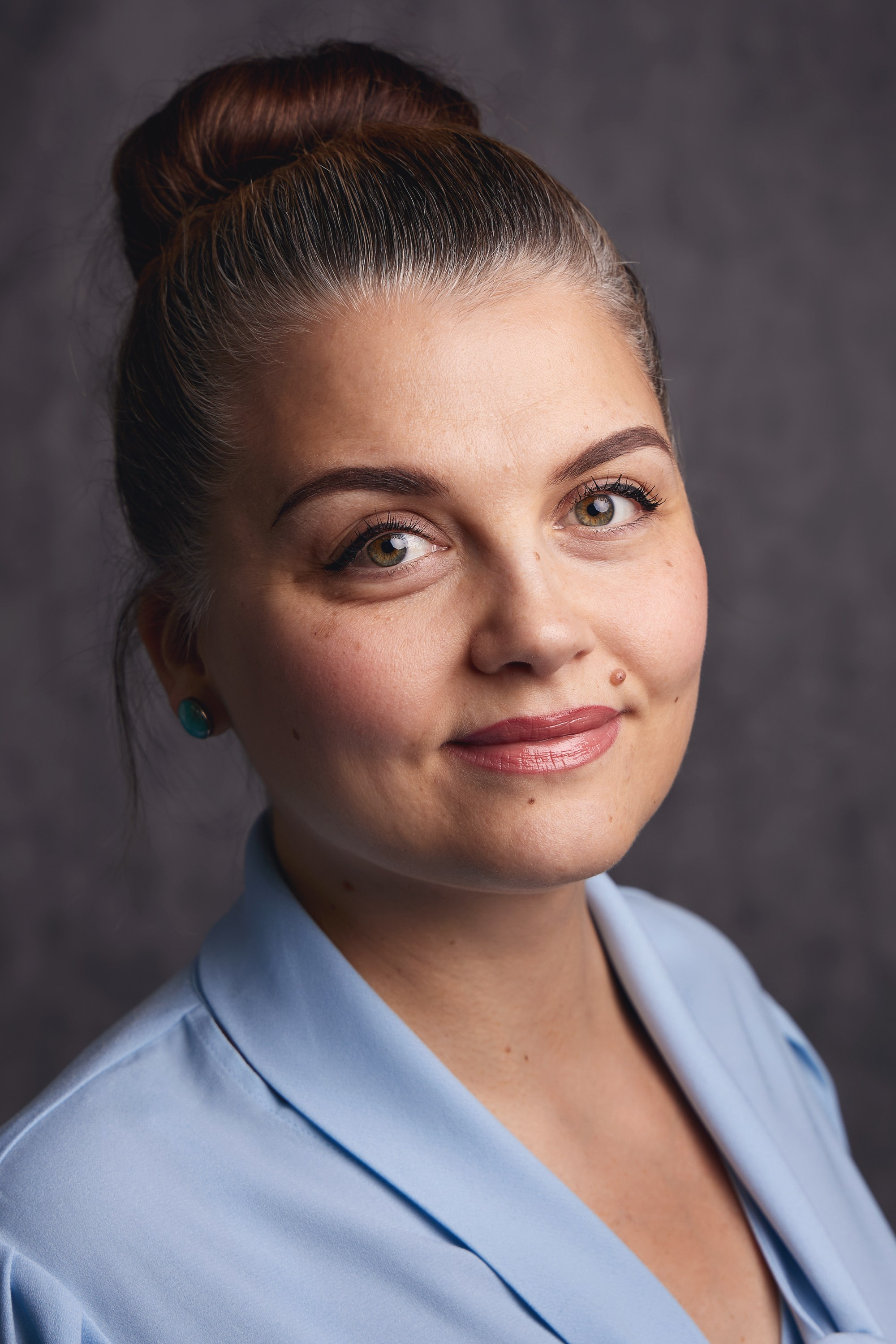 Сделать фото в деловом стиле Зеленограде, бизнес портрет, деловой портрет, фото для резюме. Фото на документы в Зеленограде. Фото на паспорт. Портретная фотостудия ЛукБук. Деловой портрет. Семейный портрет. Предметная фотосъемка