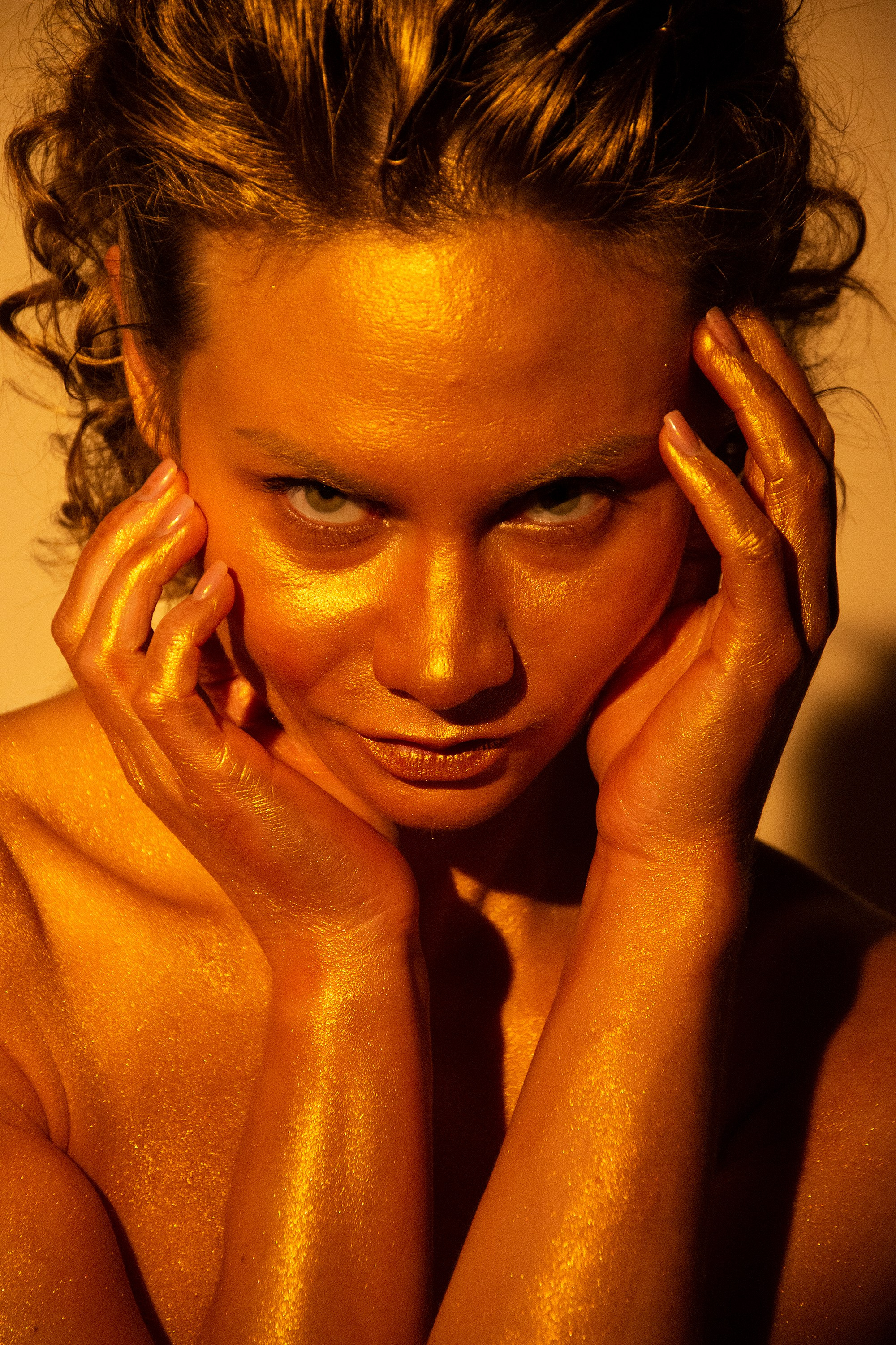 Мария. Фотосессия с золотой краской