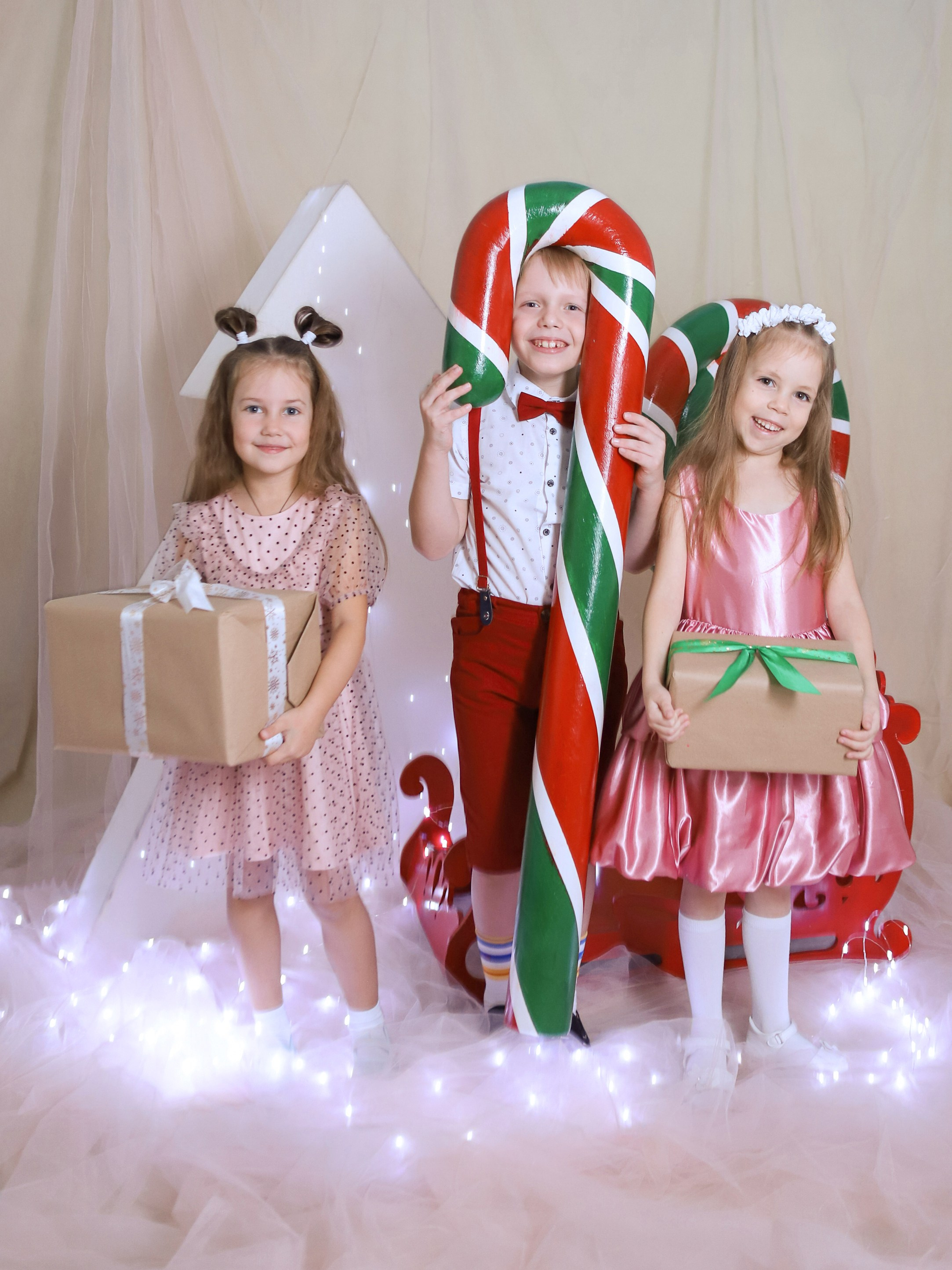 Общее фото в детском саду с выездным реквизитом в Тюмени. Выпускные альбомы в Тюмени для школ, садов, вузов спортивных секций