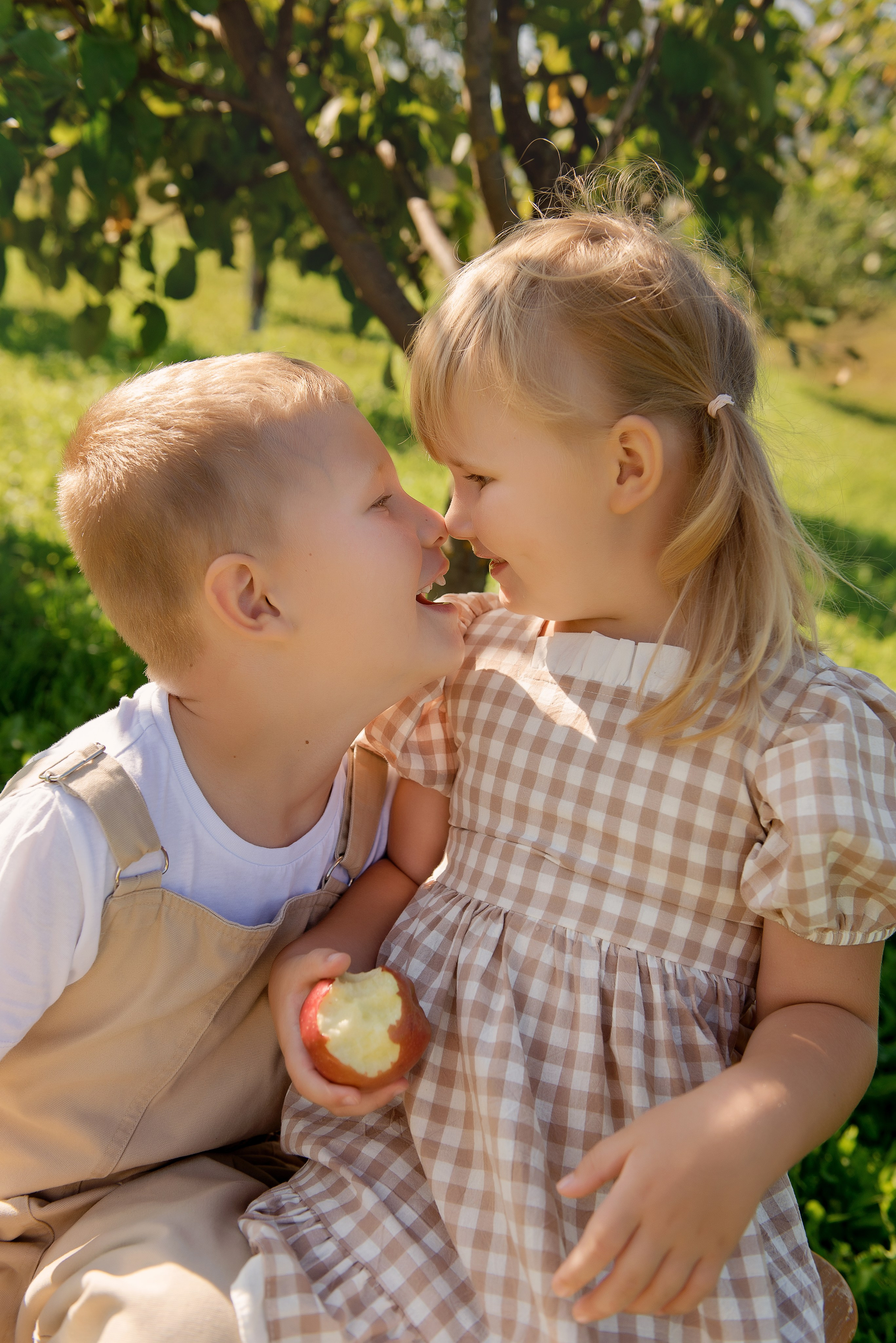 Яблоневый сад. Детский фотограф в Долгопрудном и Москве