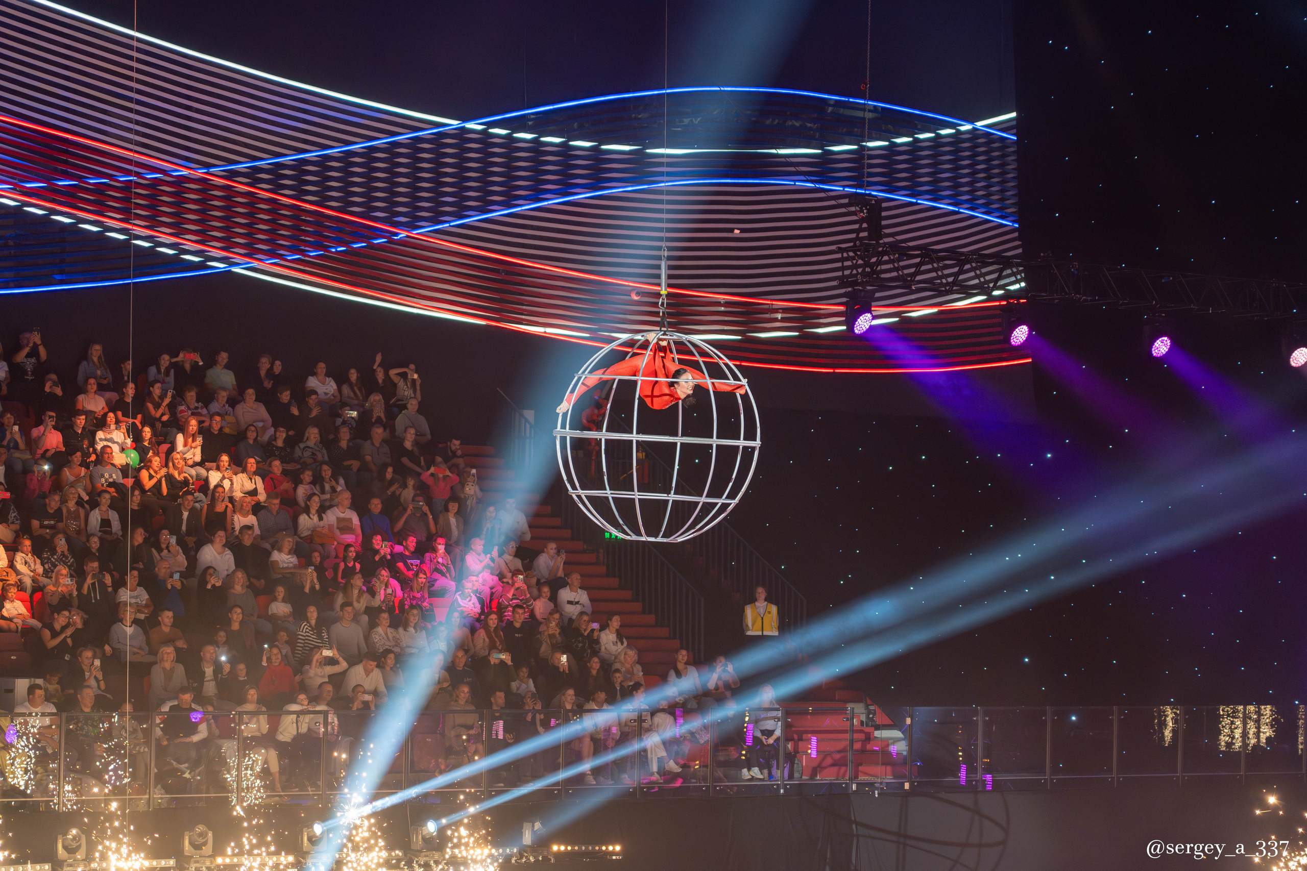 Концерт Григория Лепса и звёзд художественной гимнастики в Лужниках.Москва 09.09.2023    9 сентября во Дворце гимнастики Ирины Винер-Усмановой прошел праздничный концерт «Я люблю тебя, Москва», посвященный Дню города.В концерте приняли участие: Григорий Лепс, олимпийская сборная команда России по художественной гимнастике и директор нашего спортивного клуба — Анна Свирина.  