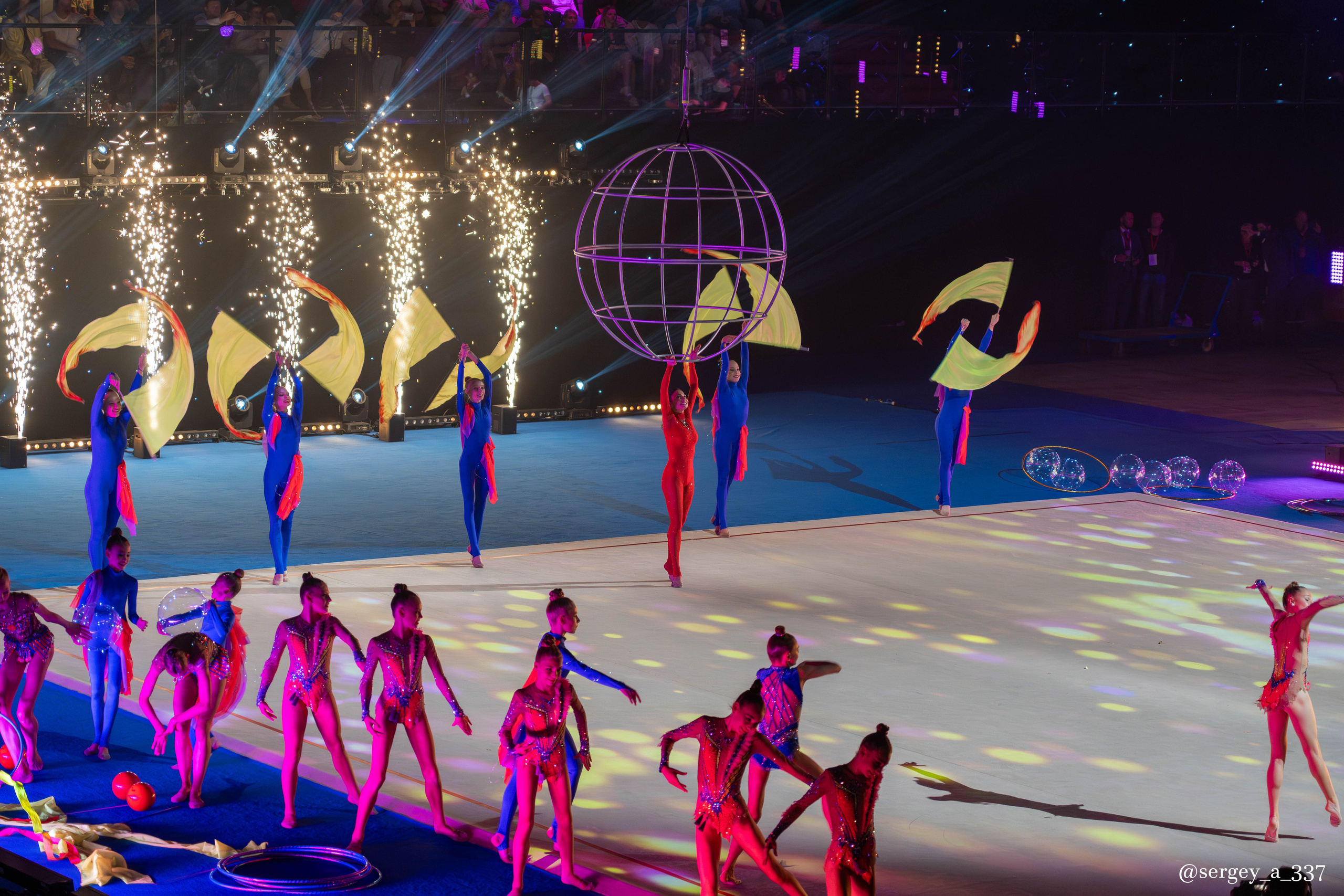 Концерт Григория Лепса и звёзд художественной гимнастики в Лужниках.Москва 09.09.2023    9 сентября во Дворце гимнастики Ирины Винер-Усмановой прошел праздничный концерт «Я люблю тебя, Москва», посвященный Дню города.В концерте приняли участие: Григорий Лепс, олимпийская сборная команда России по художественной гимнастике и директор нашего спортивного клуба — Анна Свирина.  