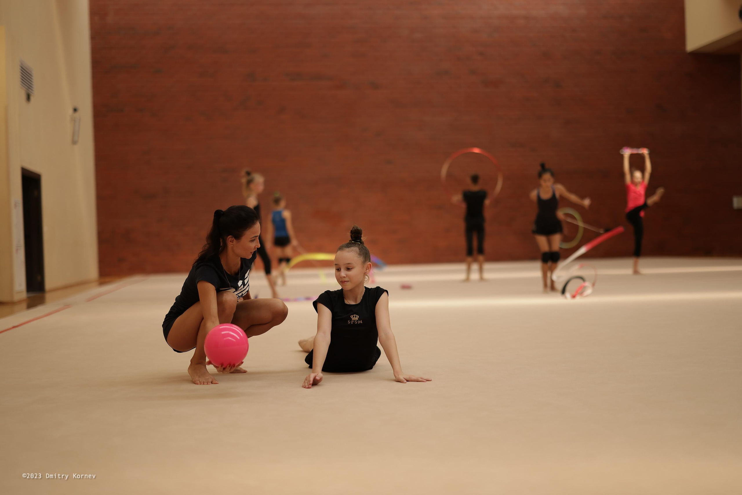 Учебно- тренировочные сборы в Дагомысе со сборной командой России    С 10 по 20 августа 2023 года в Дагомысе прошли учебно-тренировочное мероприятие по художественной гимнастике для спортсменок сборной команды России и перспективных гимнасток из разных регионов страны. В выезде, по приглашению главного тренера сборной команды России Ирины Александровны Винер, приняла участие директор нашего клуба, тренер Анна Викторовна Свирина. Она принимала непосредственное участие в тренировочном процессе.Выражаем огромную благодарность Ирине Александровне Винер за то, что дала возможность двум гимнасткам нашего клуба: Забродиной Дарье и Арутюнян Виктории принять участие в данных сборах.  