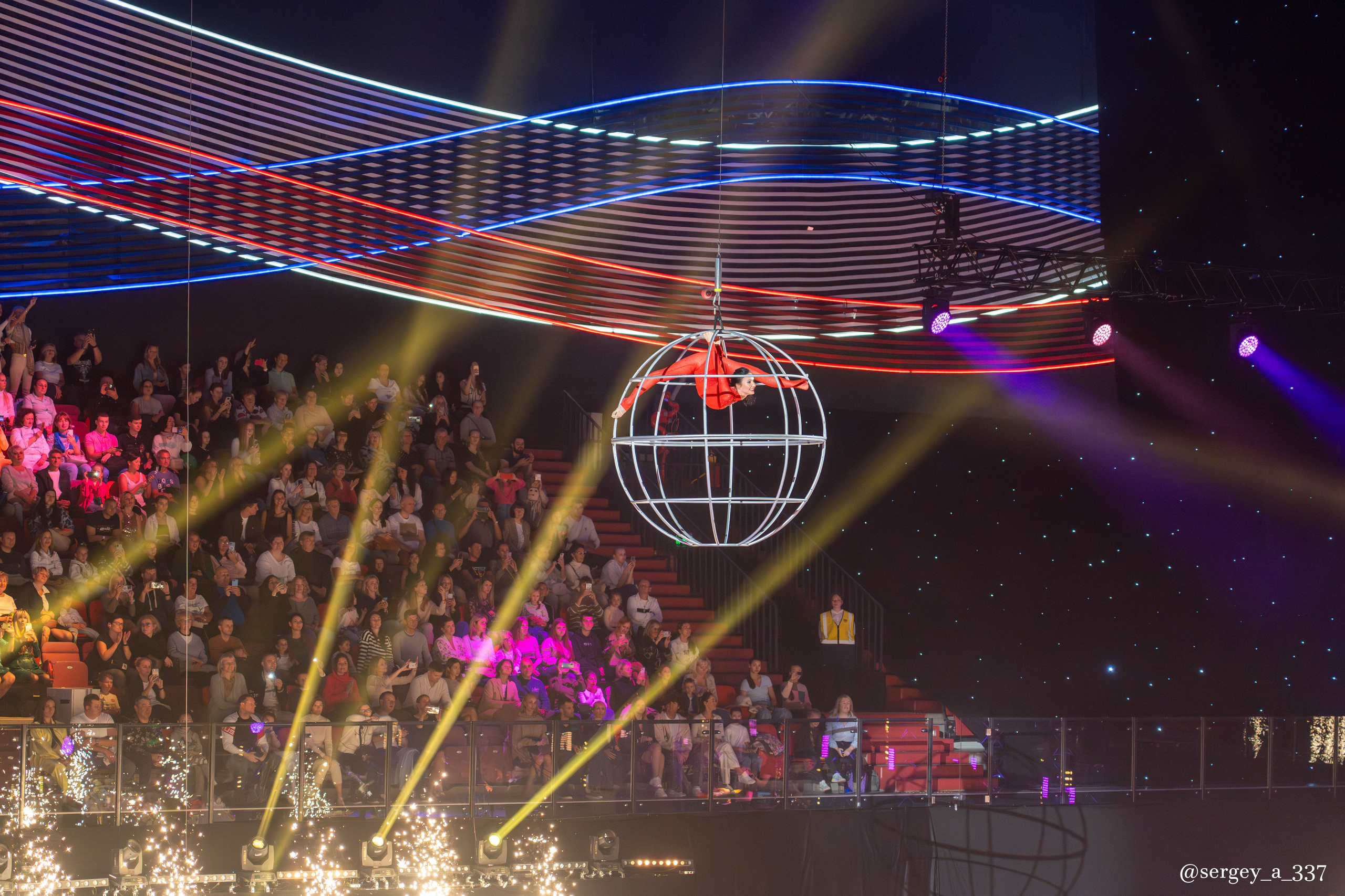 Концерт Григория Лепса и звёзд художественной гимнастики в Лужниках.Москва 09.09.2023    9 сентября во Дворце гимнастики Ирины Винер-Усмановой прошел праздничный концерт «Я люблю тебя, Москва», посвященный Дню города.В концерте приняли участие: Григорий Лепс, олимпийская сборная команда России по художественной гимнастике и директор нашего спортивного клуба — Анна Свирина.  