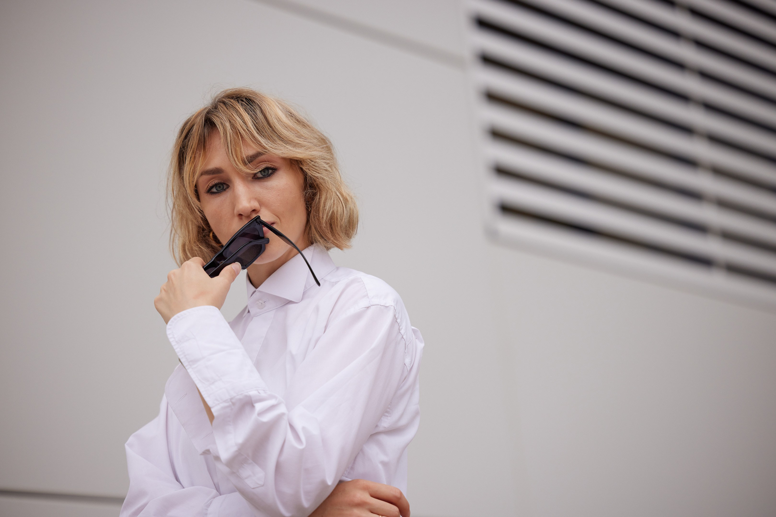Location portrait of a young woman against the backdrop of a building - photographer Andrey Dunin