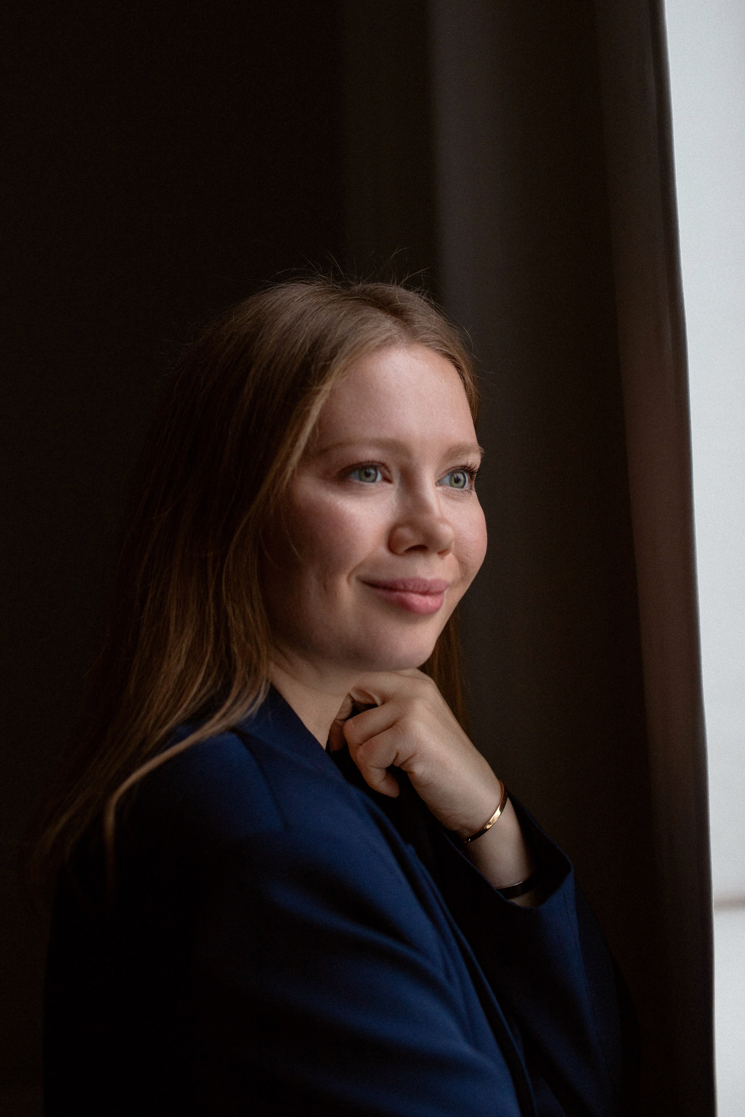 У окна. Портрет Алены. Фото Полозова