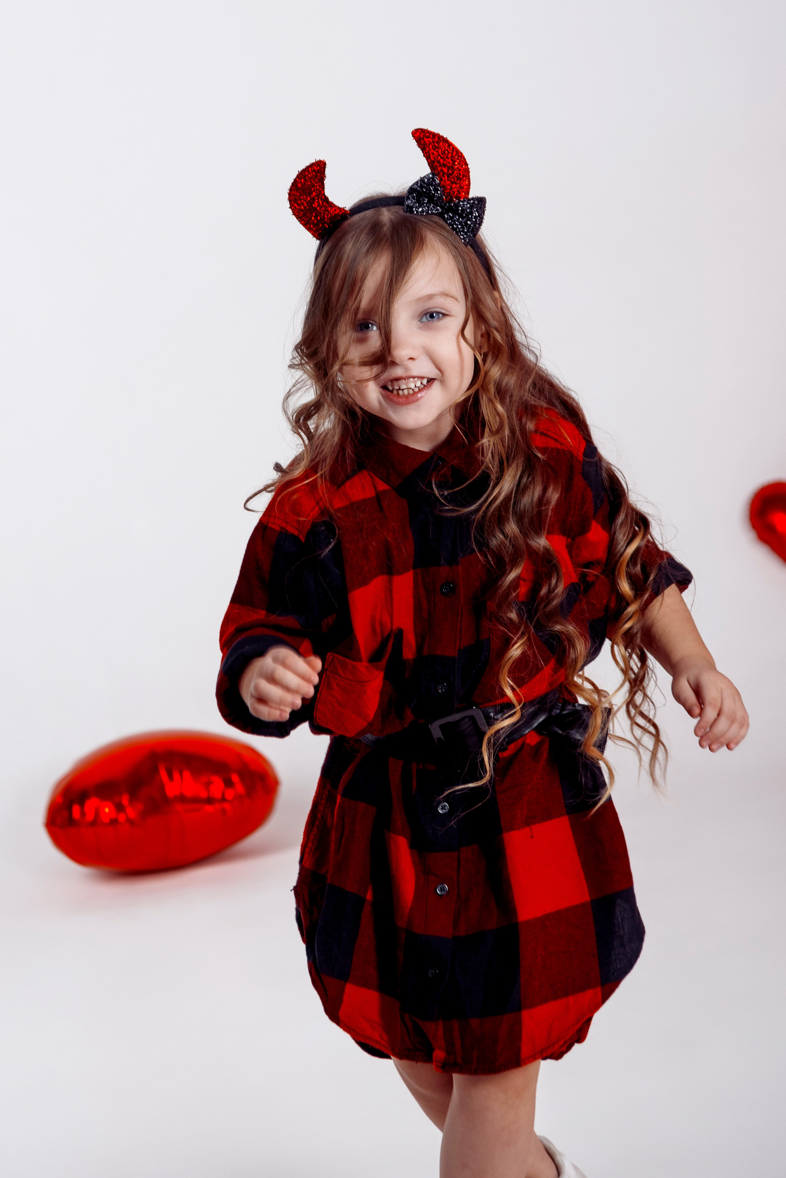 Детская фотосессия с красными сердцами в фотостудии Сочи. Детский студийный фотограф Сочи