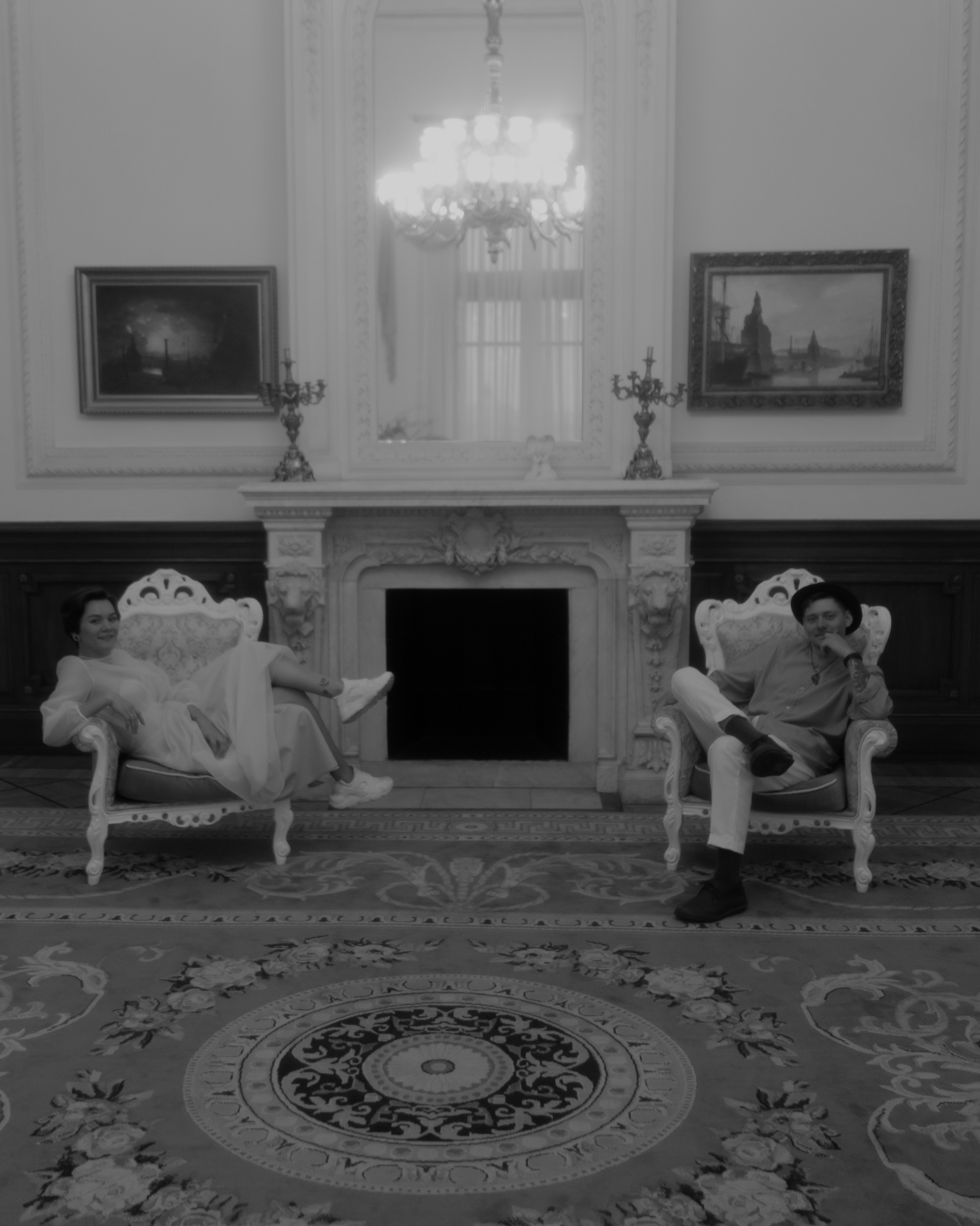 забавные кадры жениха и невесты в комнате ожидания в ЗАГСе