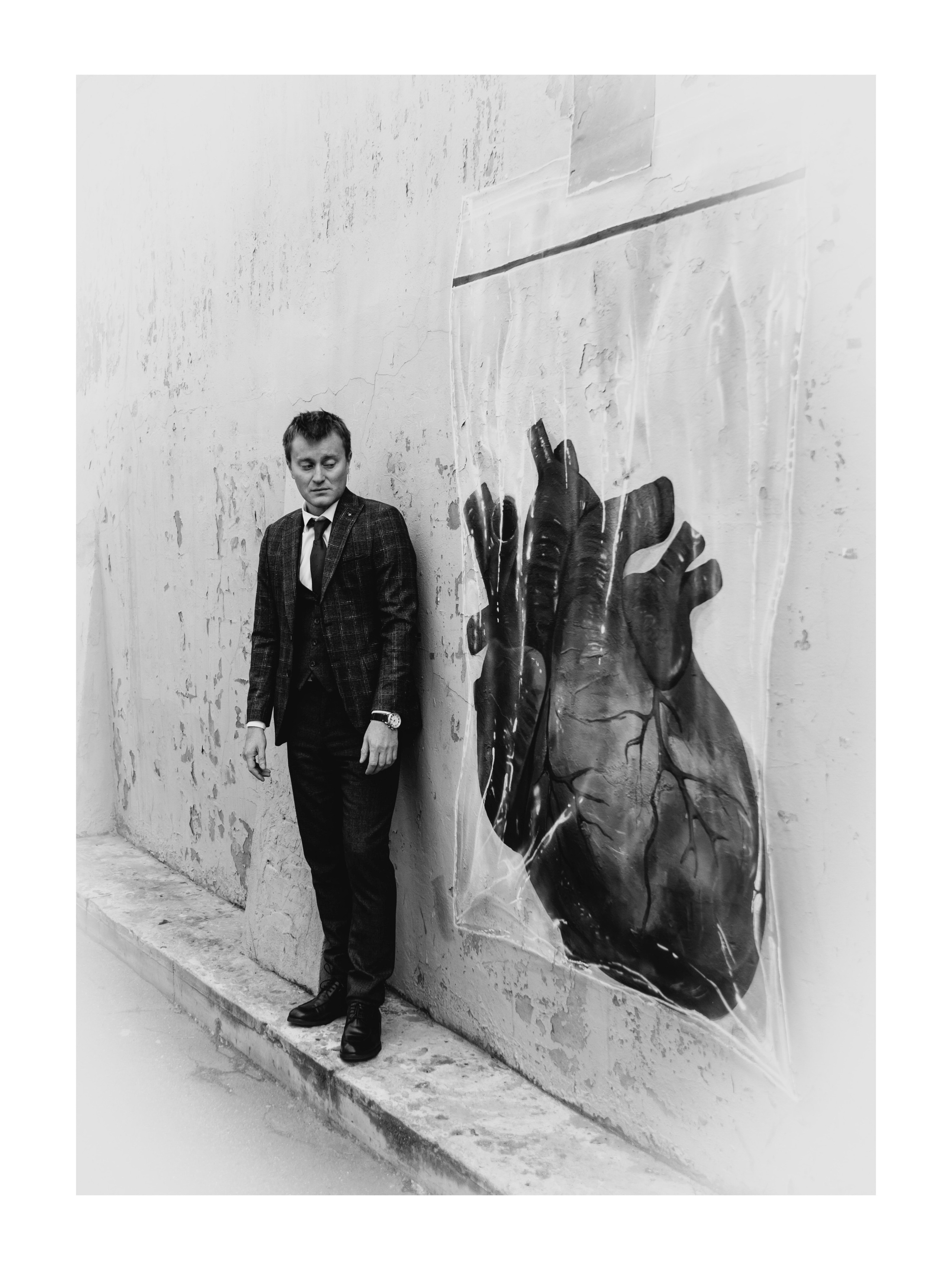 мужчина рядом с граффити