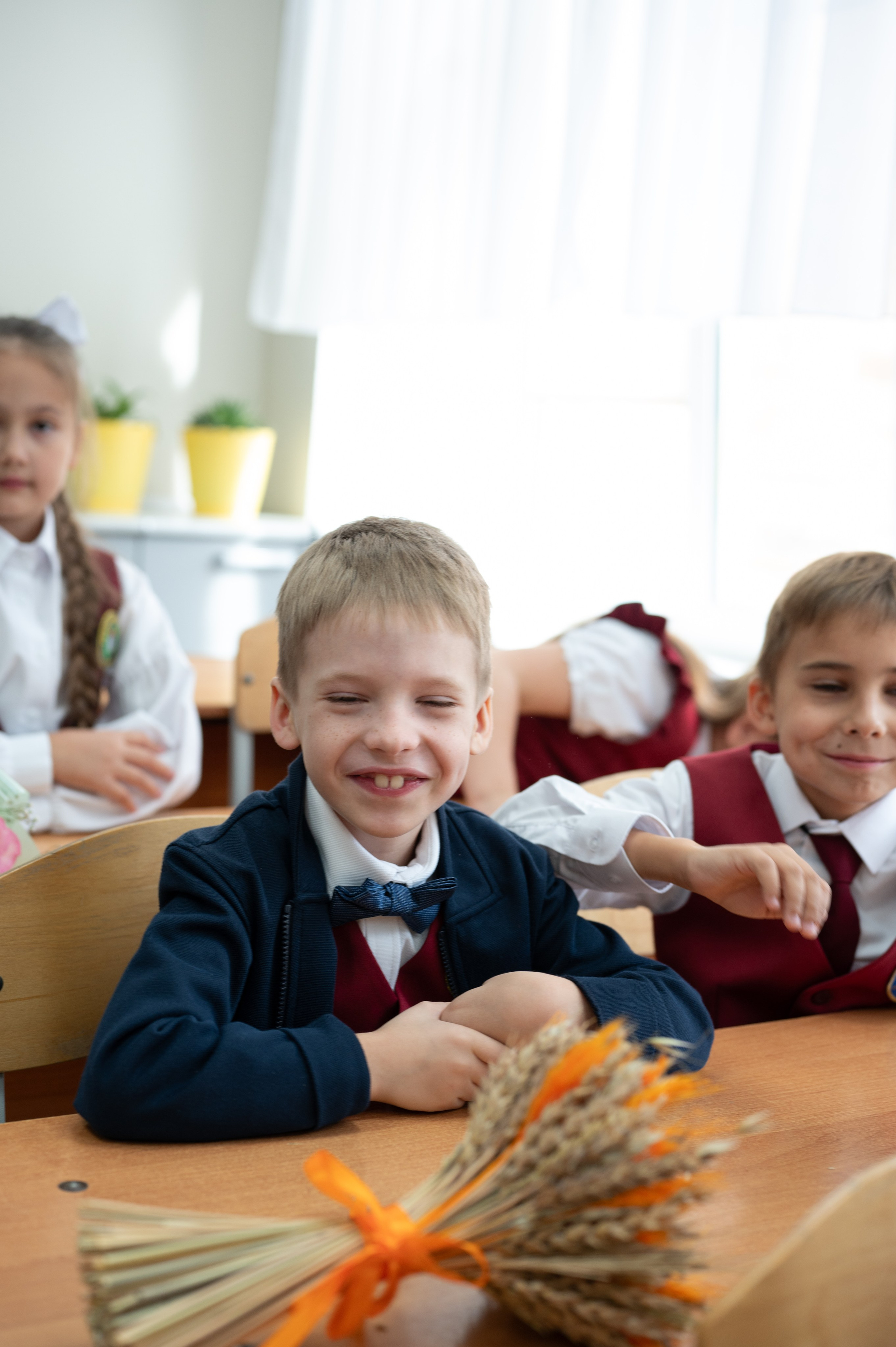 1 сентября 16 гимназия 2 класс (линейка + в классе+ на улице). Фотограф новорожденных, семейный детский в Тюмени Татьяна Морозова