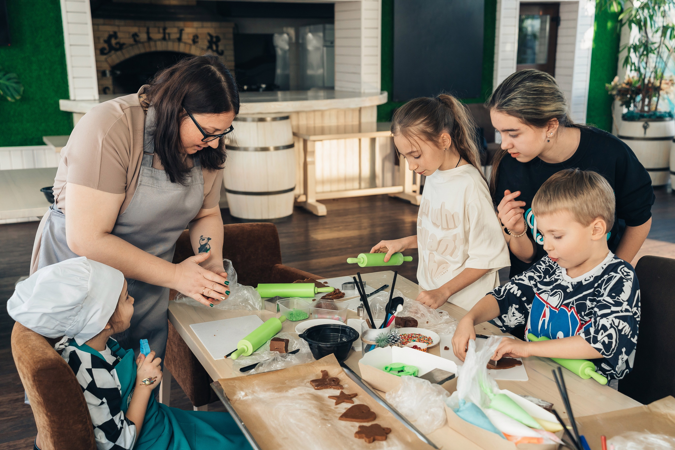Приготовление пряничных человечков на мастер-классе.