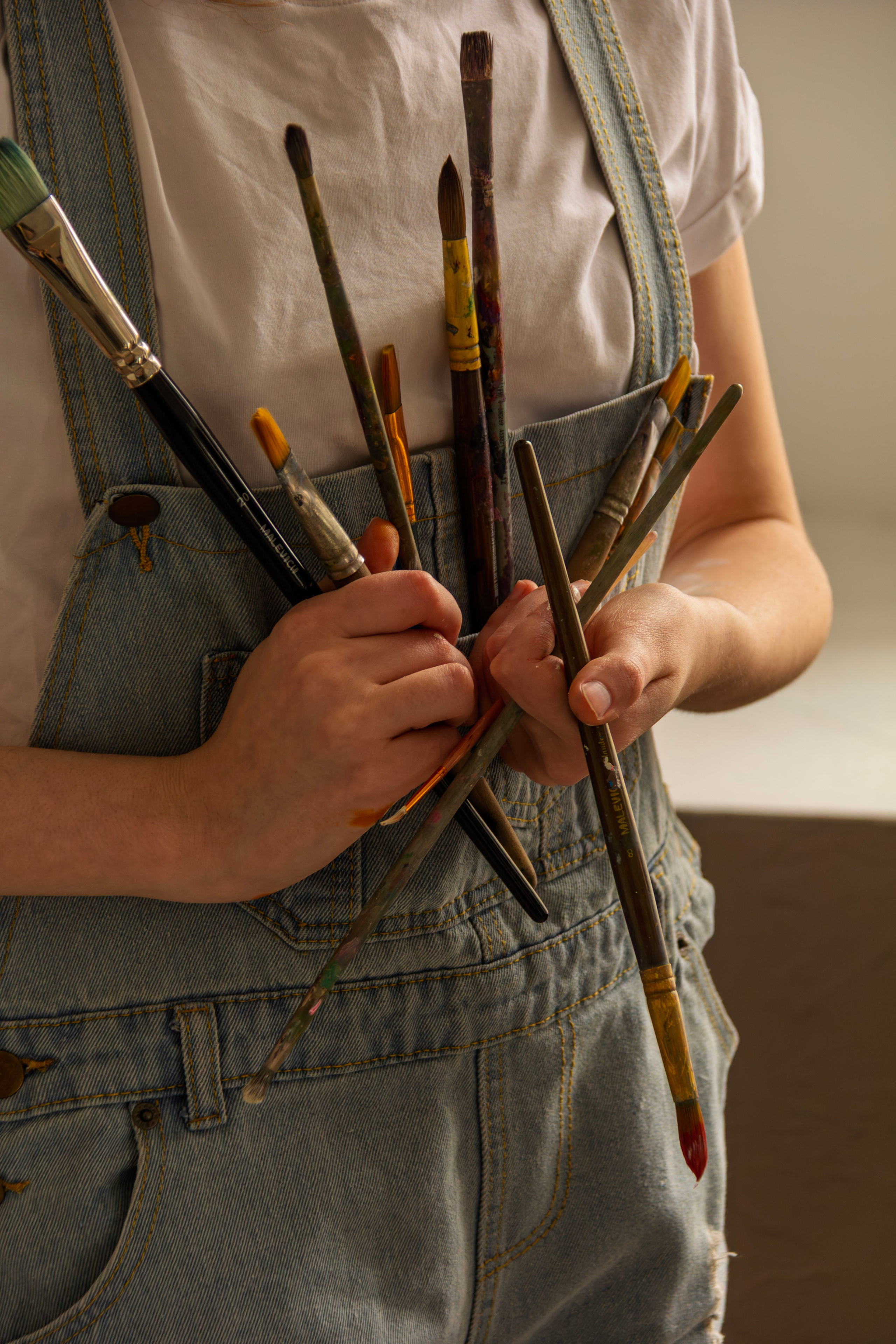 Женский портрет с красками. Главная