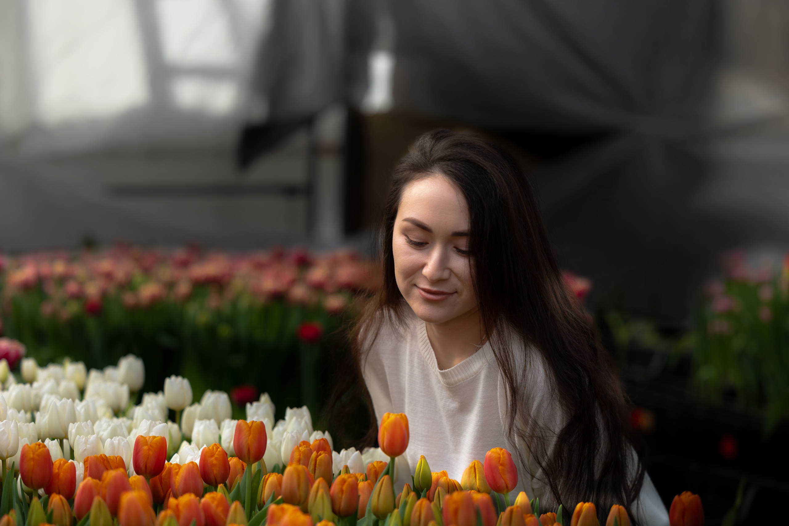 Фотосессия в теплице с тюльпанами. Свадебный фотограф Астрахань
