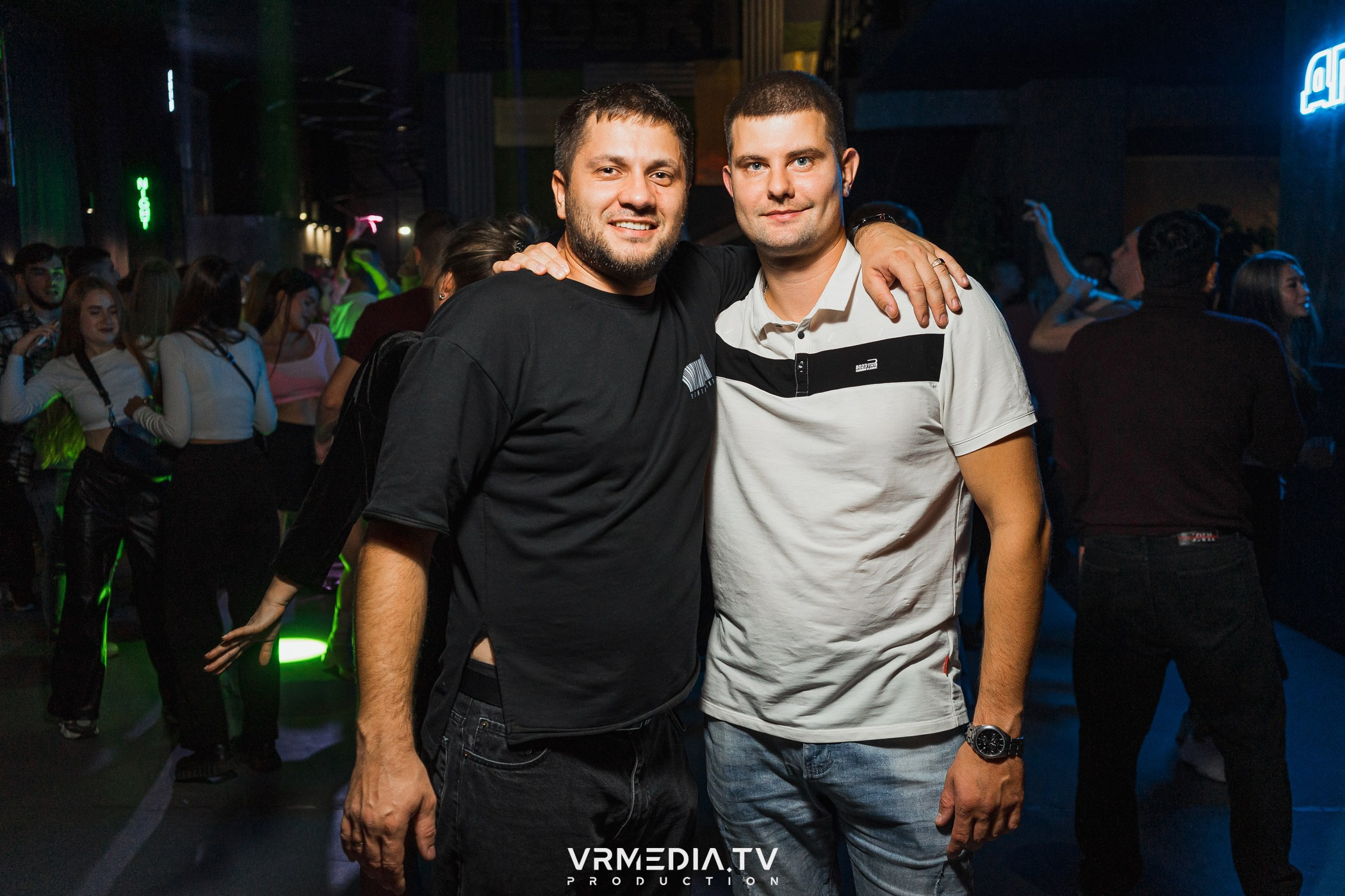 Бумажный дом в баре «Друзья»