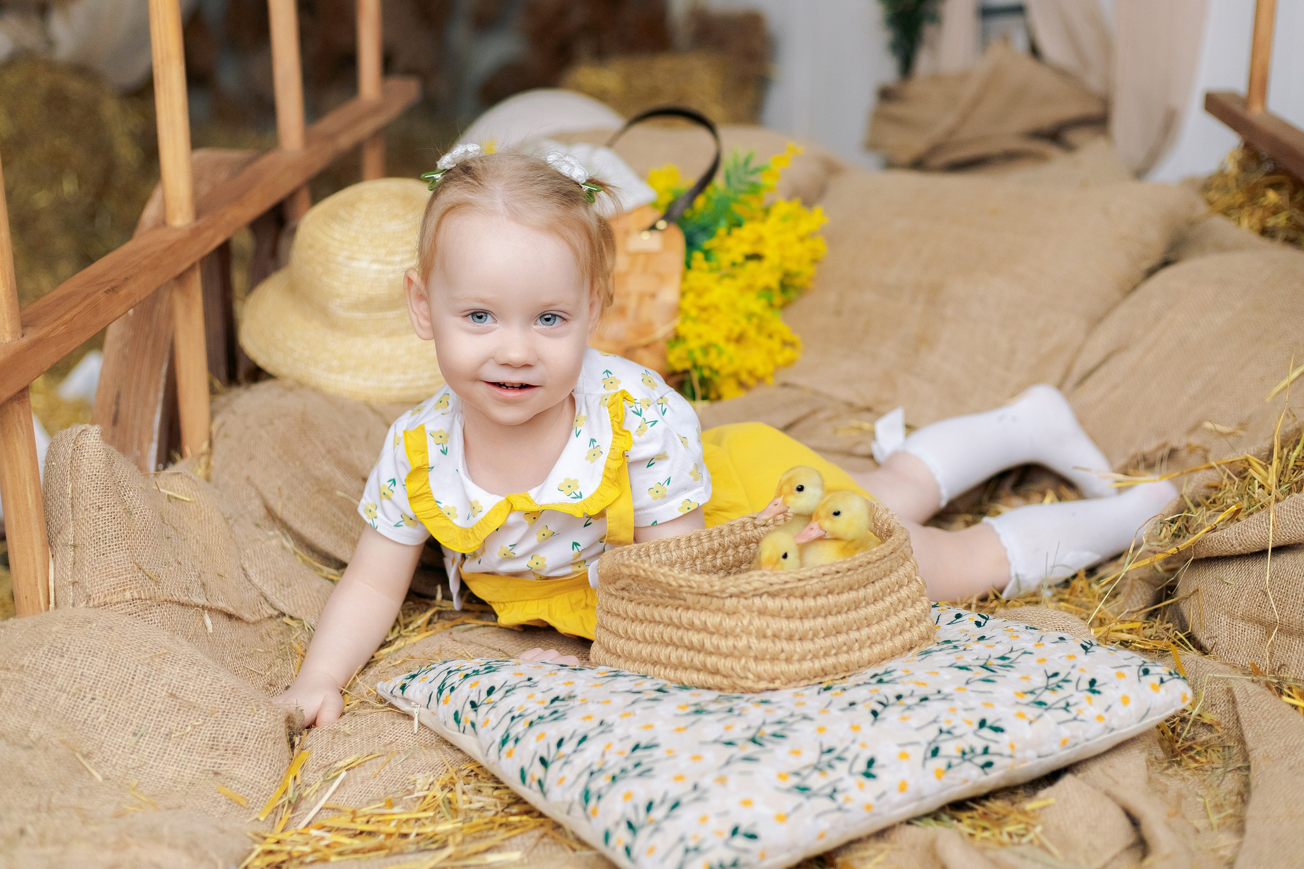 Пасхальная фотосессия с утятами в студии. Семейный фотограф Анна Скворцова