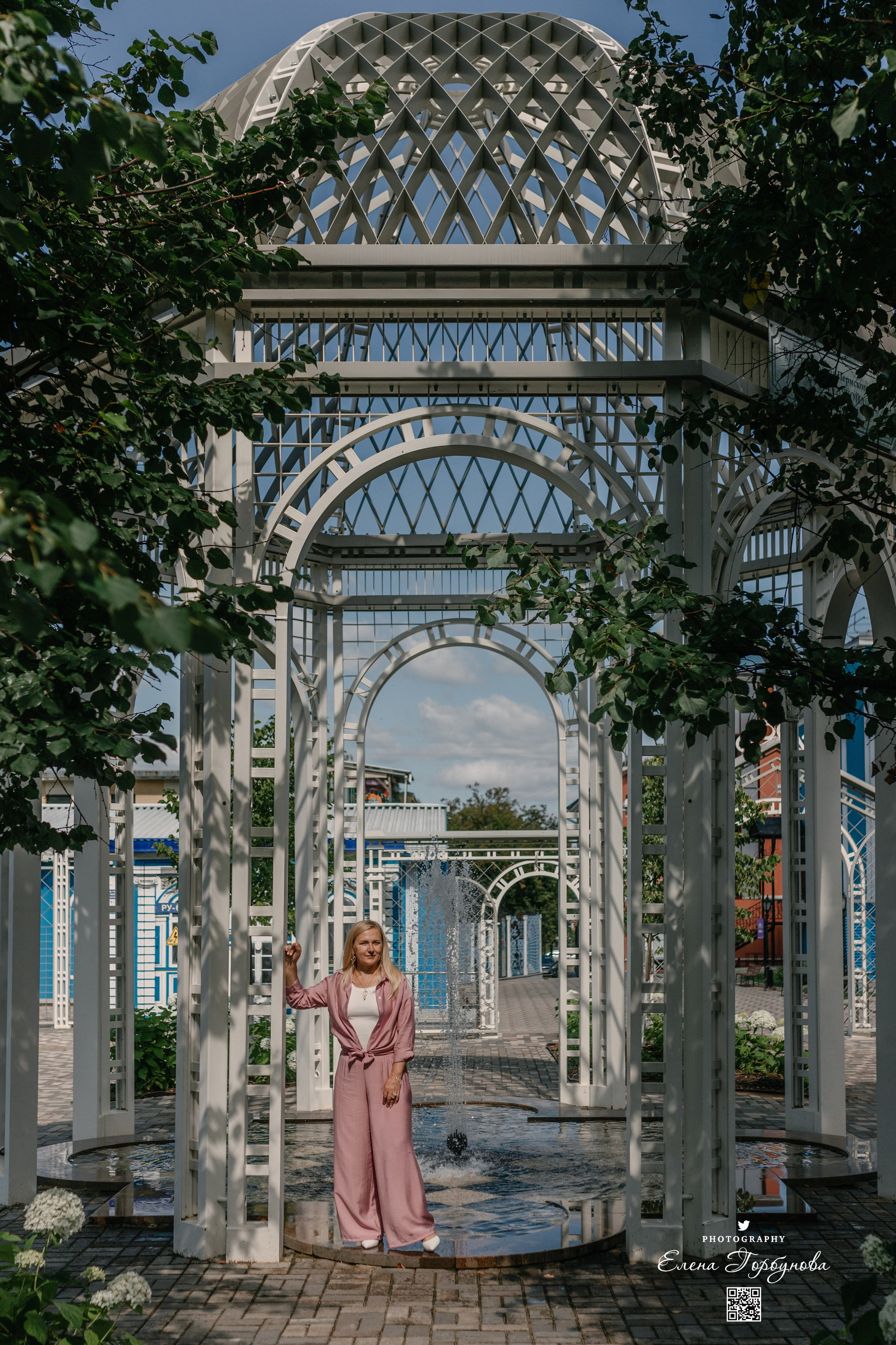 общий план локации с фонтаном, арки.