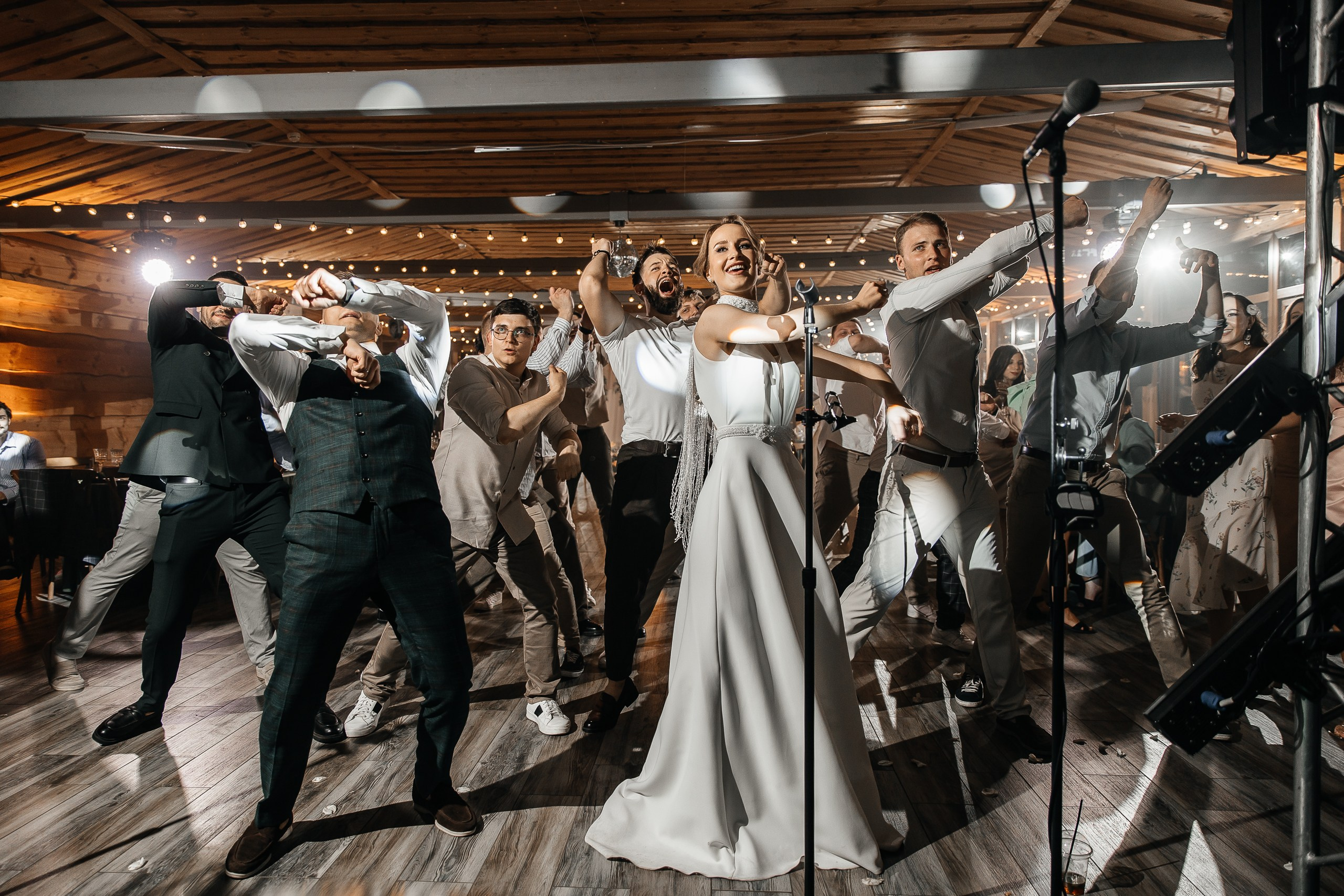 Здравствуйте! Я&nbsp;свадебный фотограф из&nbsp;Ульяновска, работаю в&nbsp;том числе по&nbsp;всей России и&nbsp;с&nbsp;выездом за&nbsp;границу. Снимаю свадьбы, lovestory, корпоративы, светский репортаж. Провожу обучение по&nbsp;фотографии, мастер-классы и&nbsp;воркшопы для других фотографов.