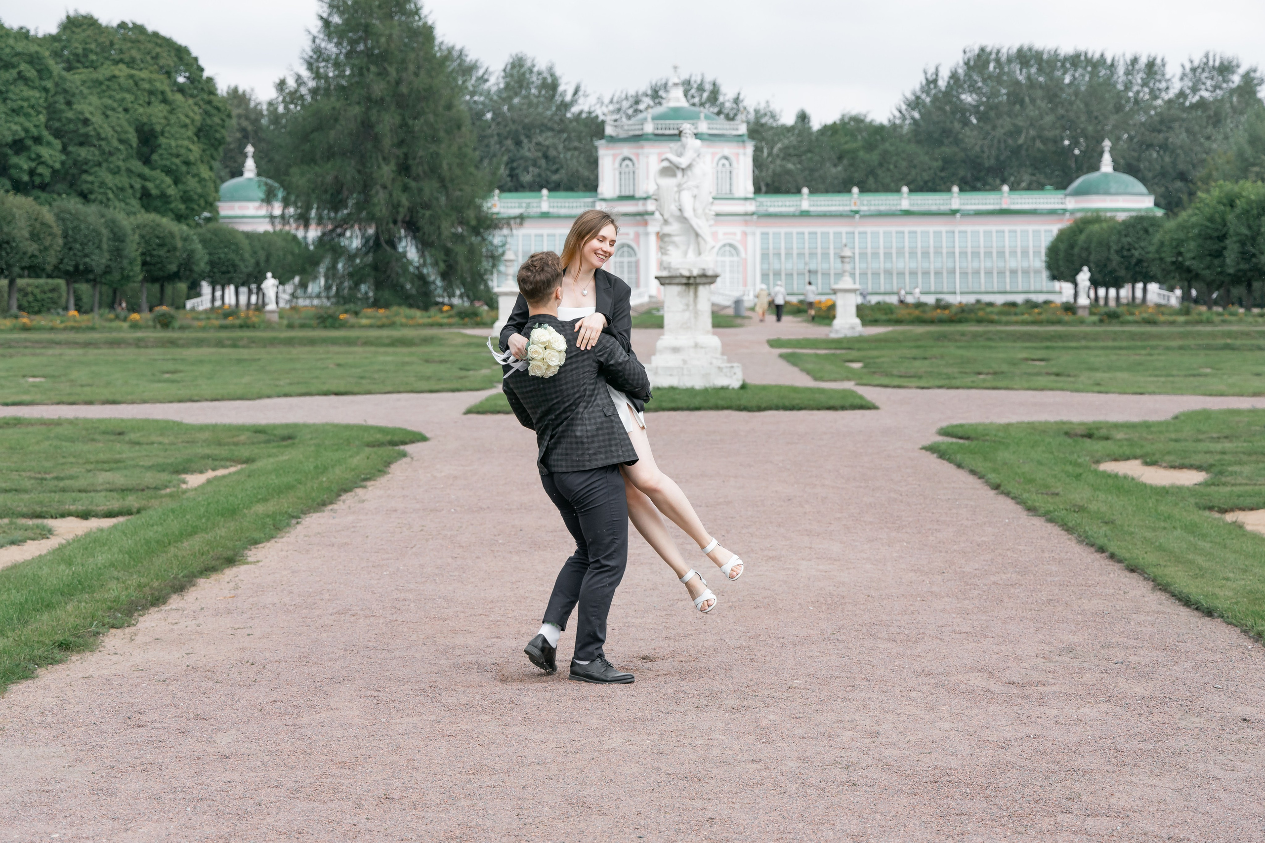 Свадебная прогулка в Усадьбе Кусково. Свадебный фотограф Кирилл Шустров