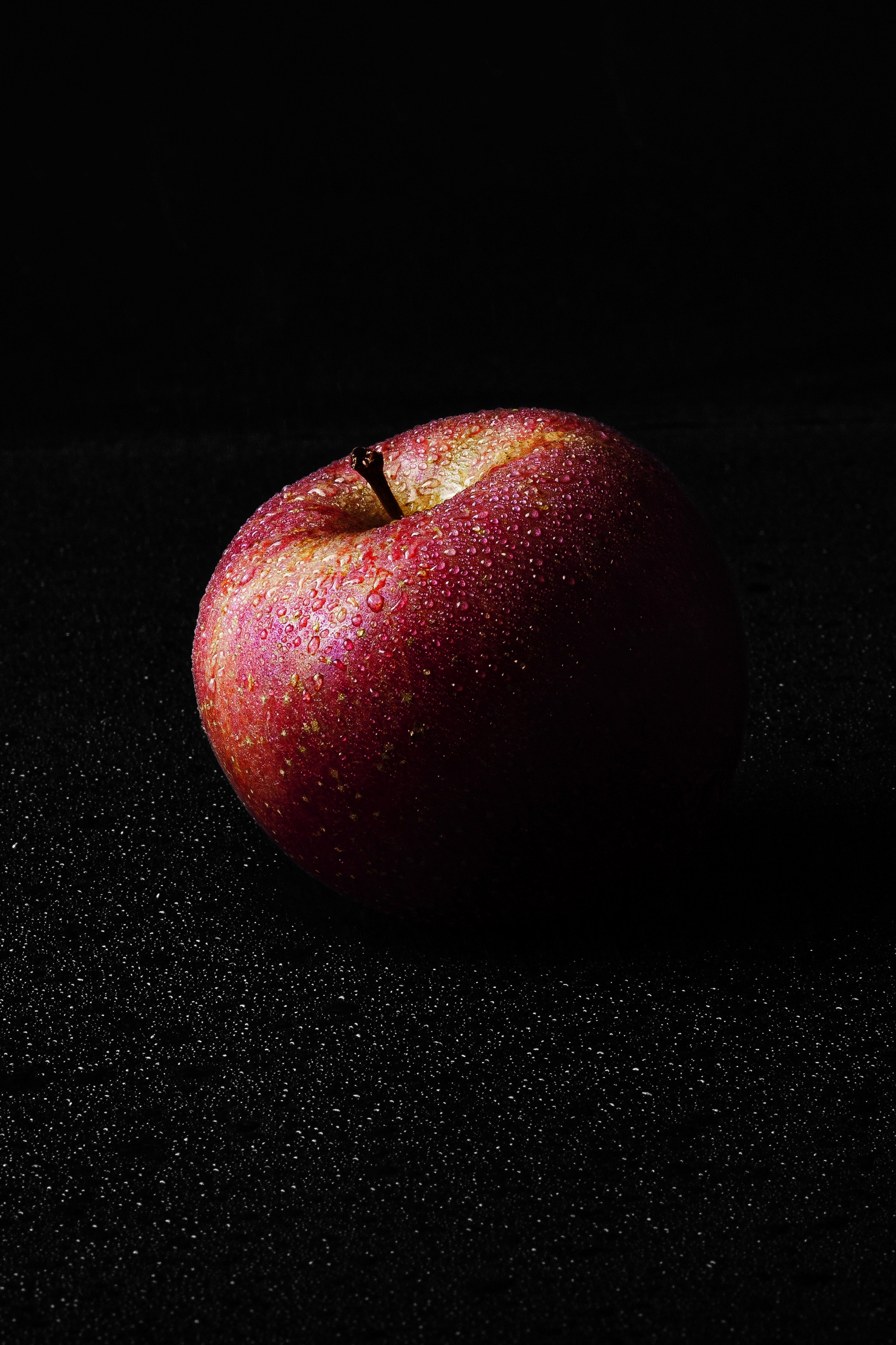 Красное яблоко с каплями Тюмень