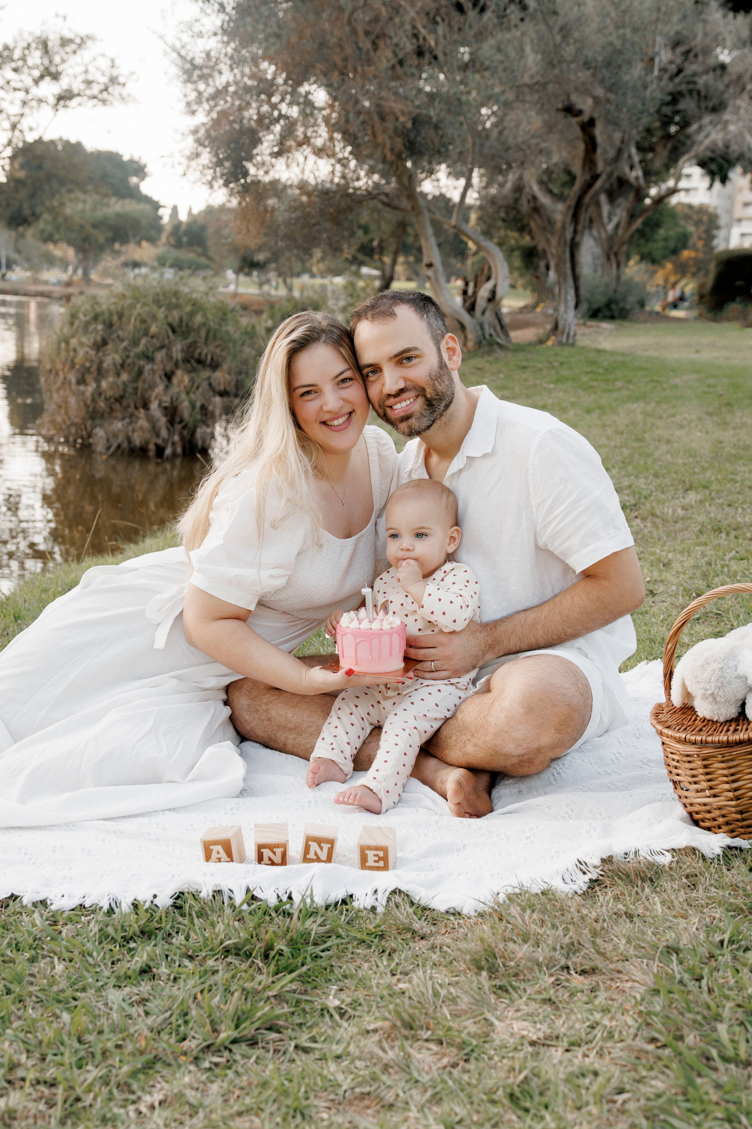 First year photoshoot inside the park (sunset). Wedding and family photographer