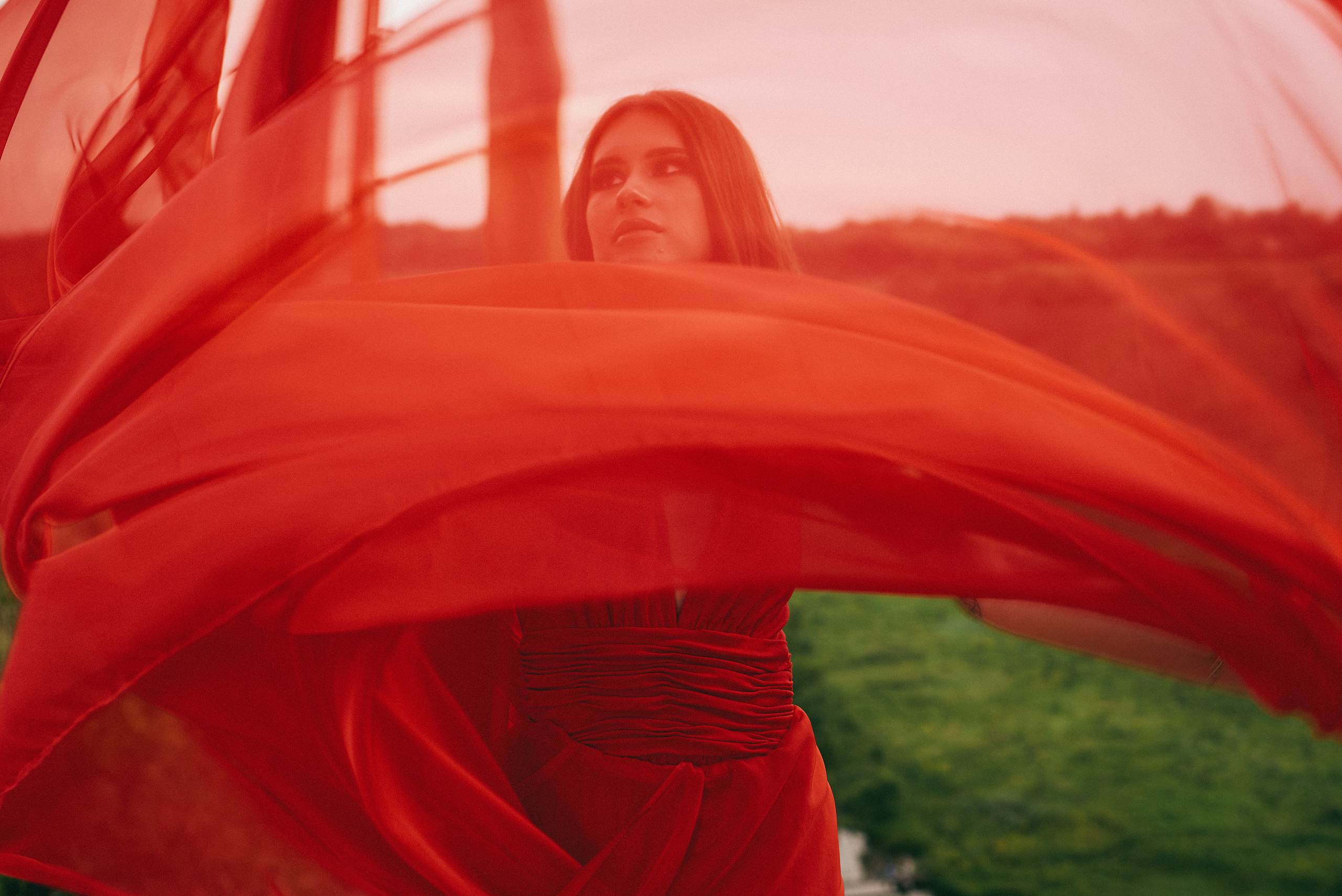 Девушка в красном. Z H U R A V L E V