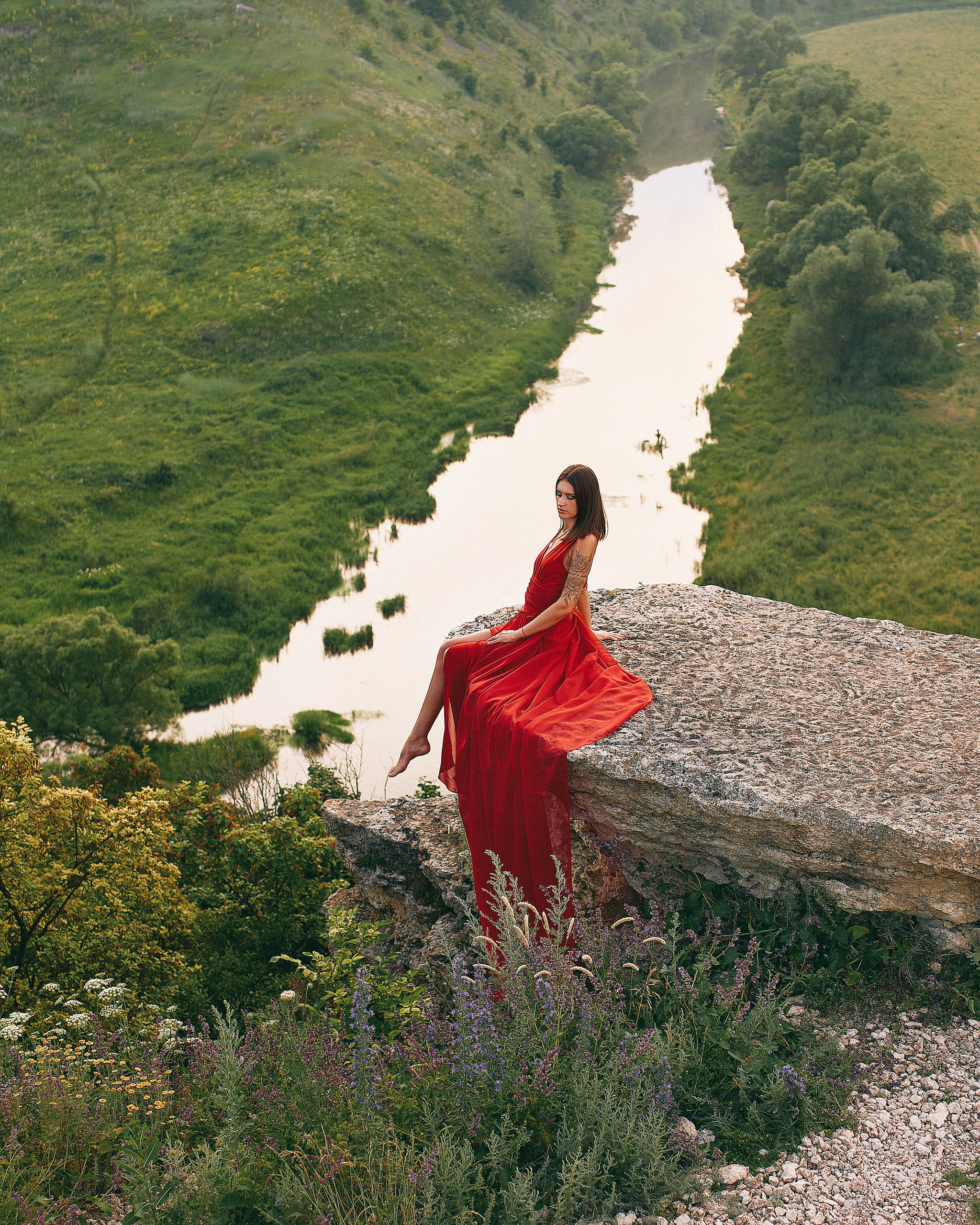 Девушка в красном. Z H U R A V L E V