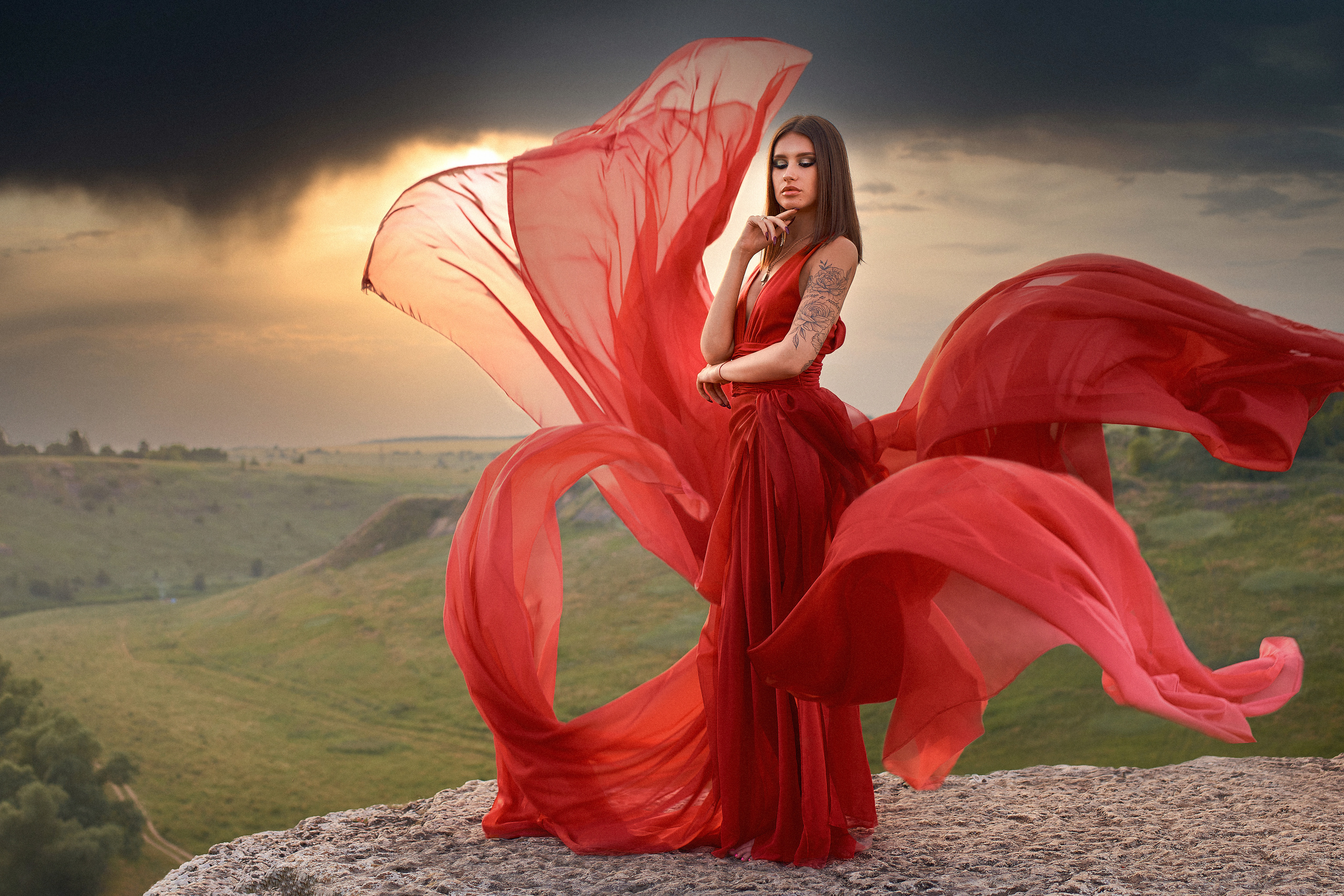 Девушка в красном. Z H U R A V L E V