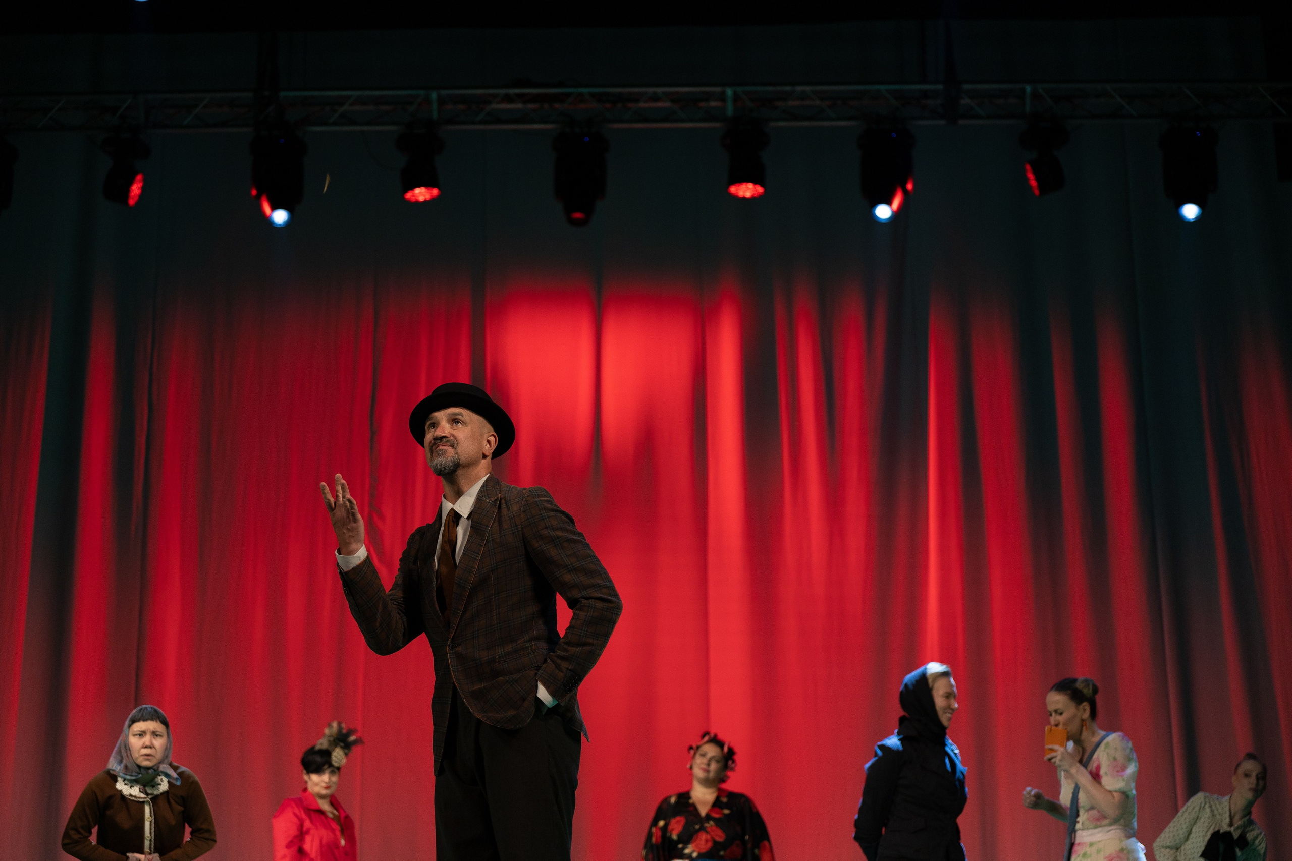 Спектакль Егора Дружинина «Всюду жизнь»