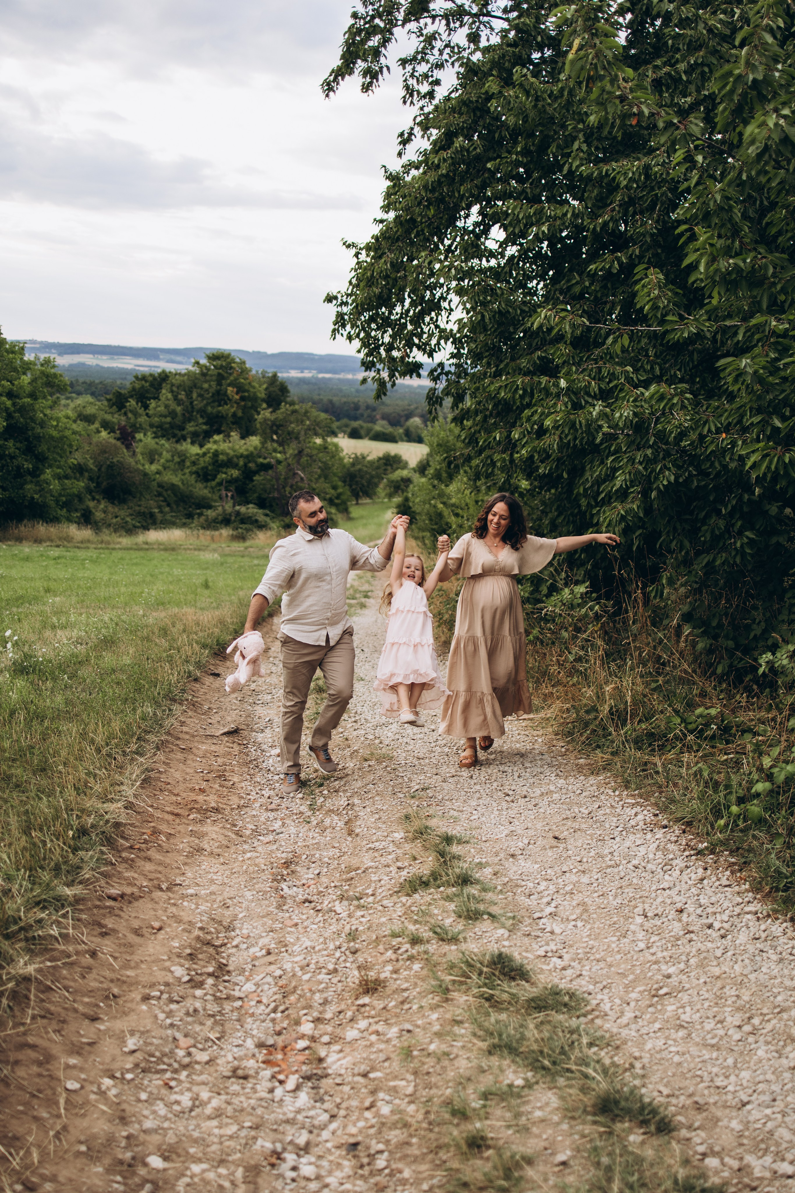 Babybauch-Shooting im Grünen. Fotografin in Erlangen, Nürnberg und Umgebung