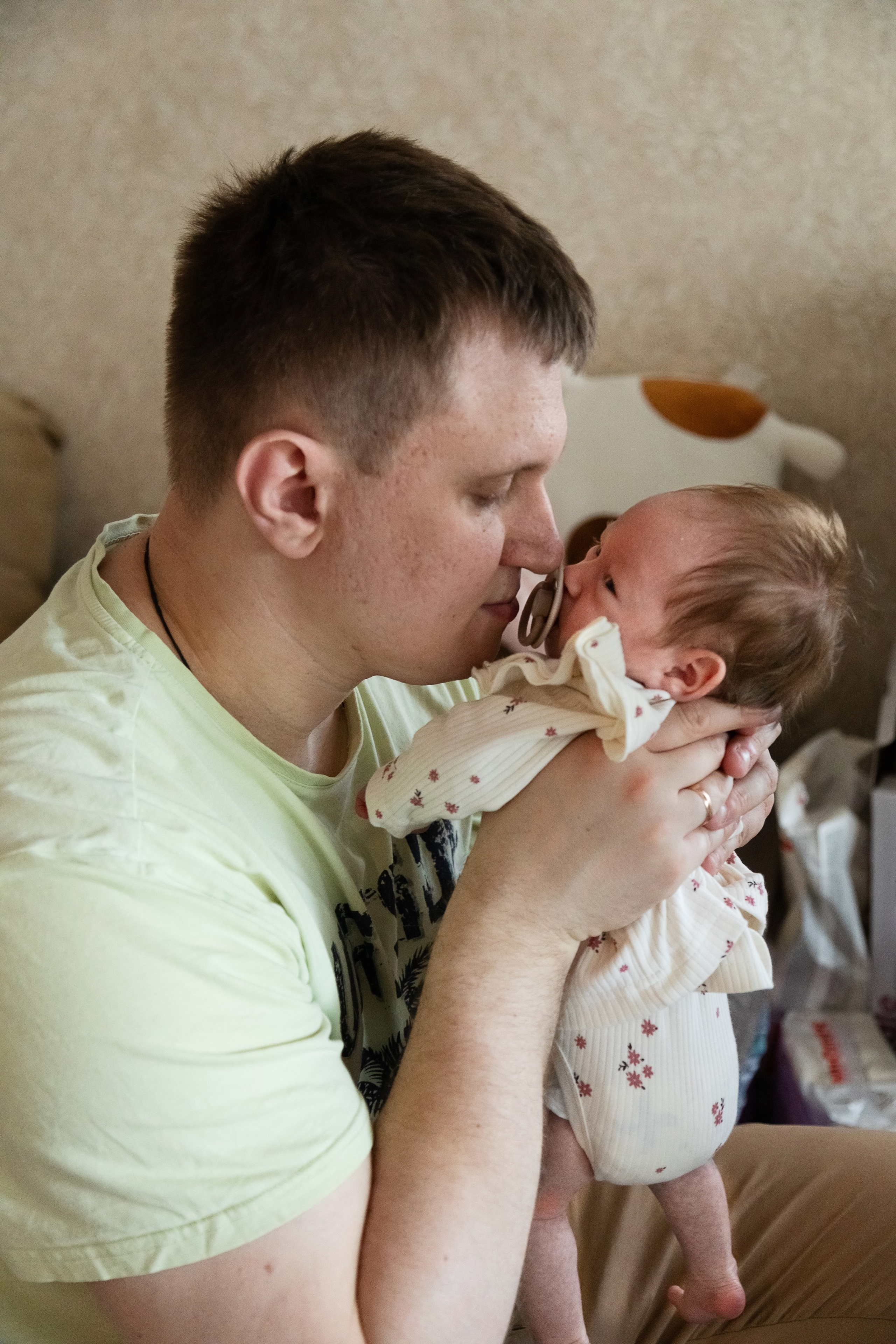 Домашняя съемка новорожденных Москва. Фотосъемка выписки из роддома в Москве, заказать фотографа на выписку ньюборн съемка в роддоме newborn фотограф в Юдино