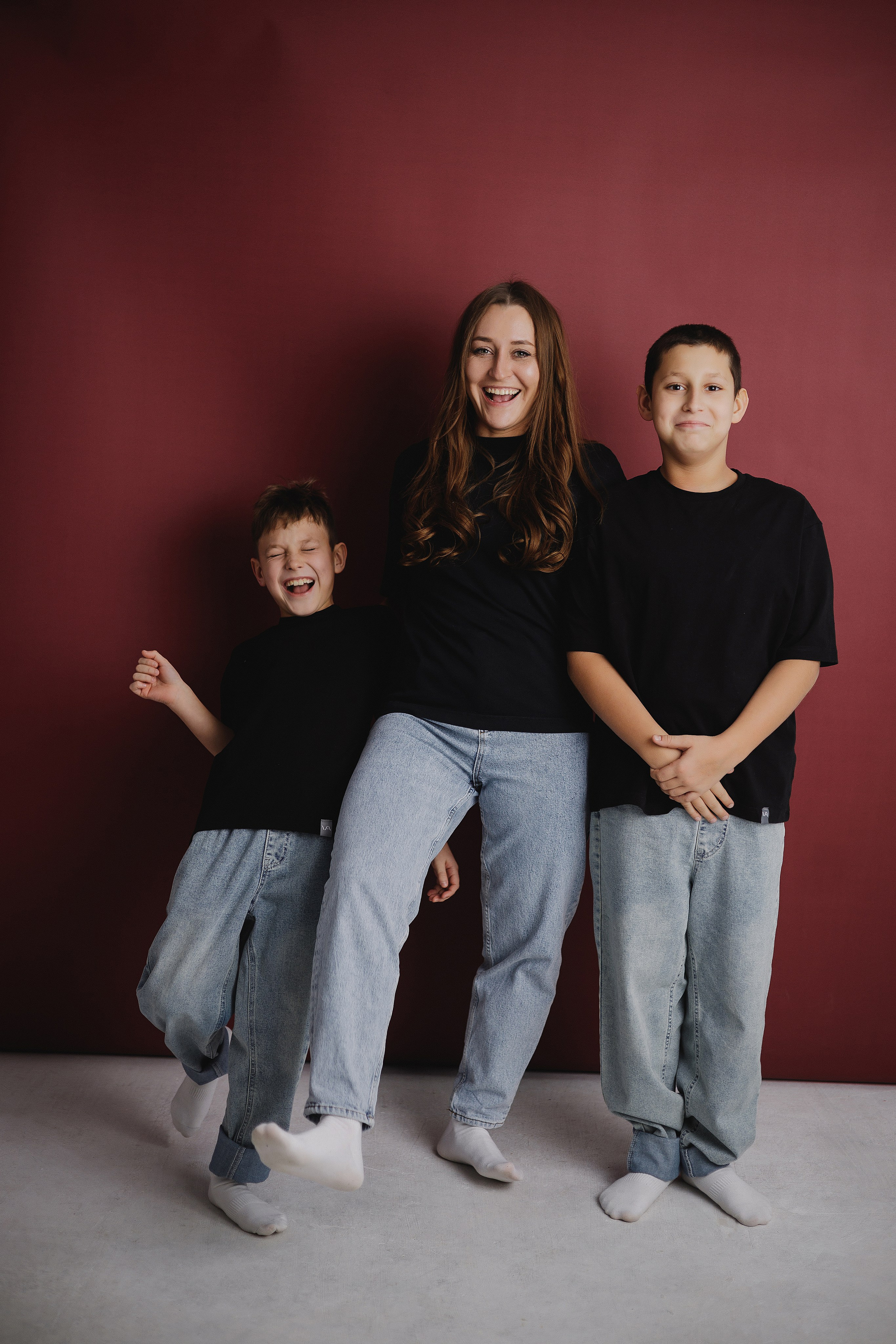 Фотография мамы и двух сыновей в фотостудии