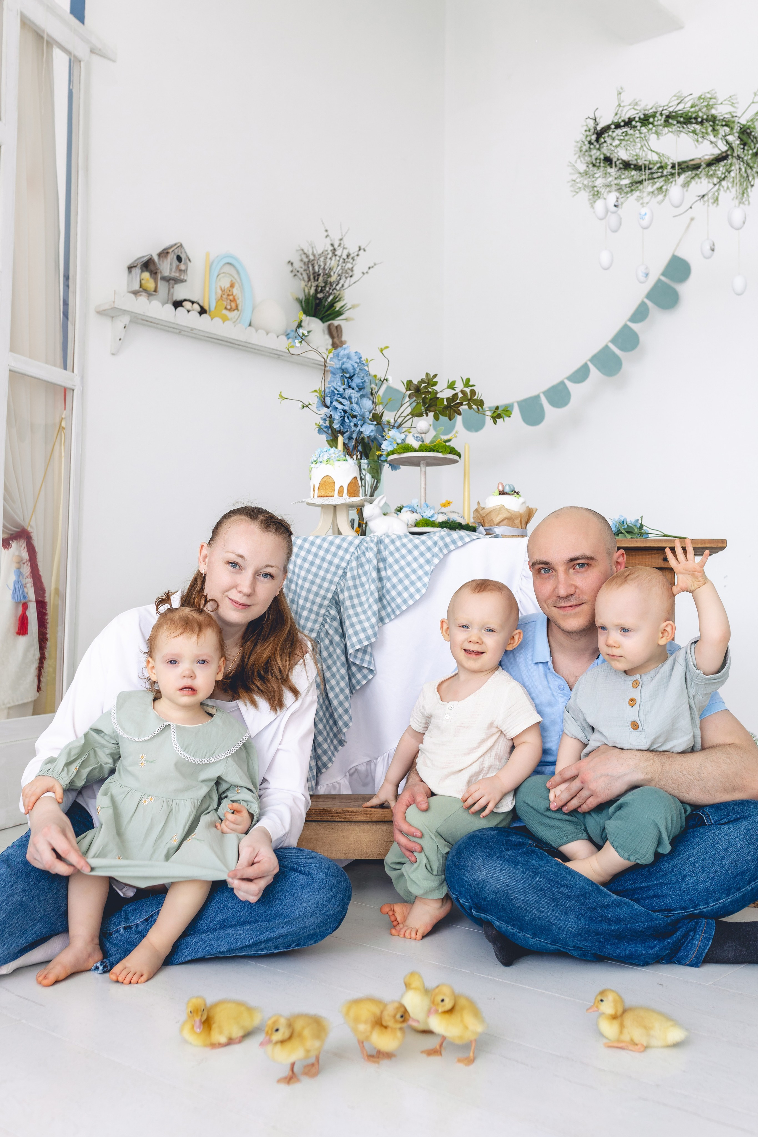 Тройняшки Варя, Миша и Женя пришли к утятам на фотосессию. Фотограф новорожденных в г. Барнаул Ренпенинг Катерина