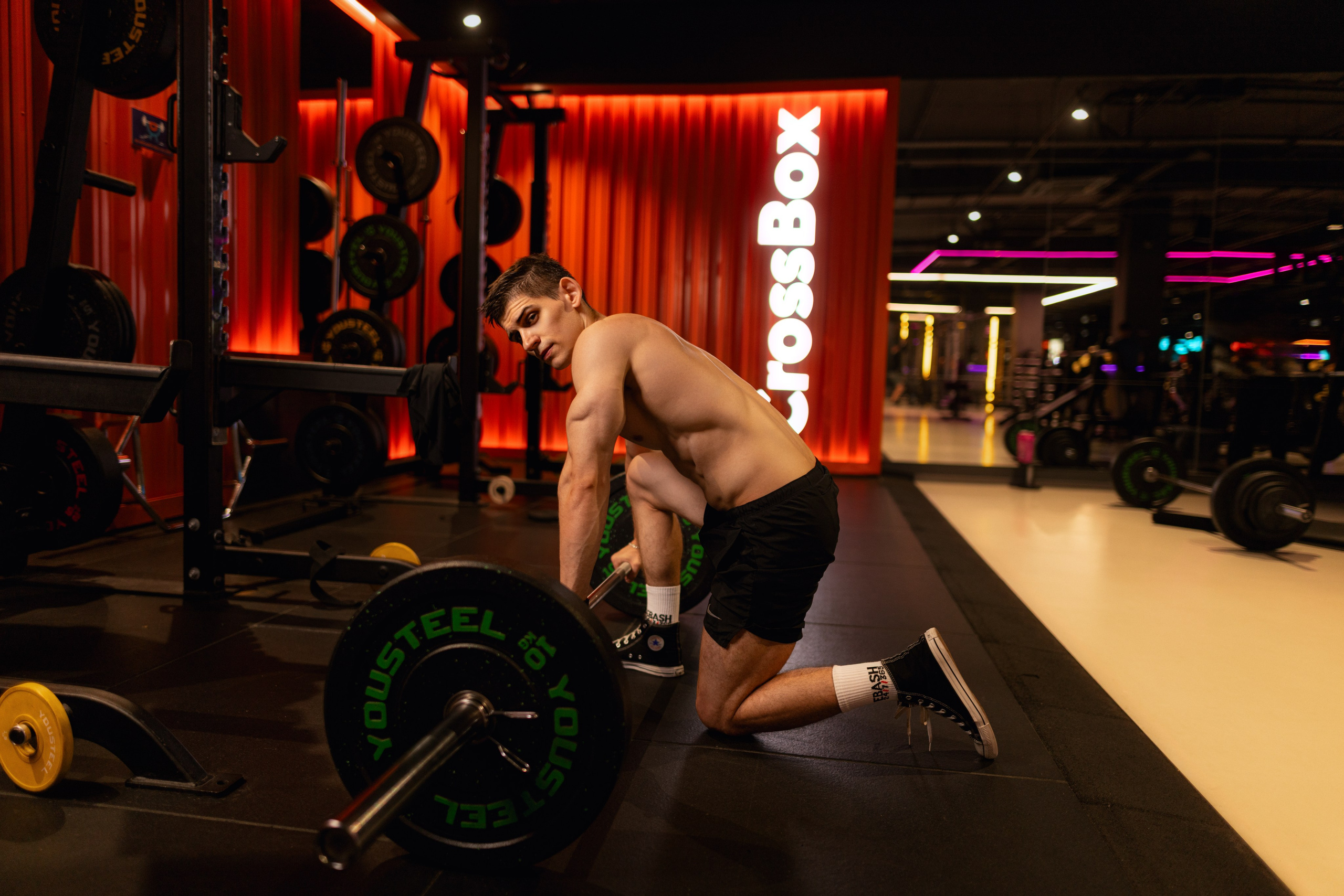 Фотосет в Владом в тренажерном зале для контента. Дмитрий Шульгин, портретный фотограф в Воронеже