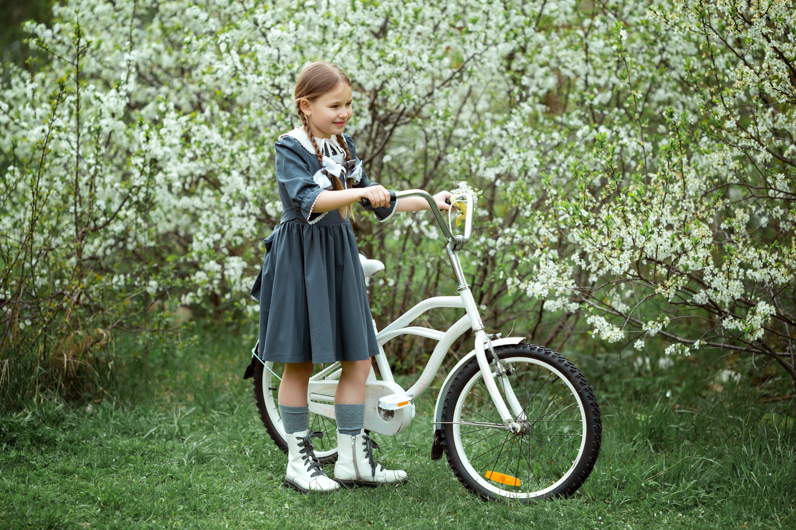 Анюта. Цветение вишни. Фотограф Антонина Свешникова. ВЫПУСКНЫЕ ФОТОКНИГИ для детских садов и школ. Москва, Владимир