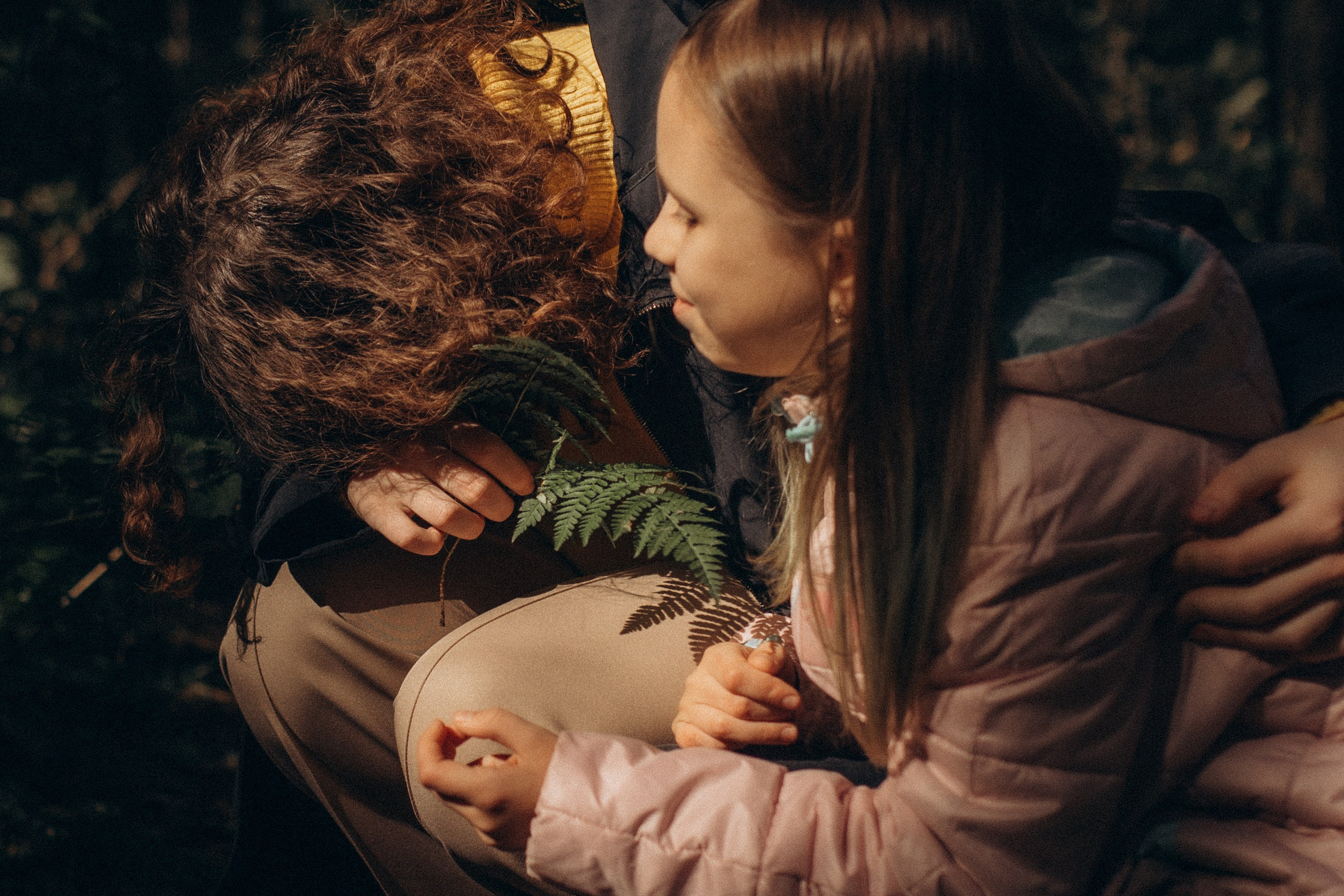 Аня с Ясей и Соней на Обском, осень. Семейный фотограф lifestyle в Новосибирске Елена Шпилевая