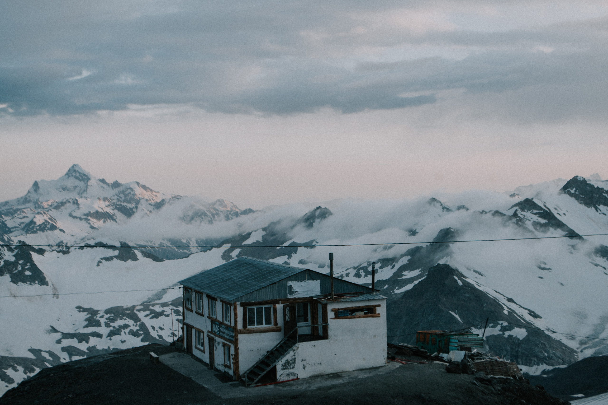 Высокогорный приют | Бочки 3800 м. Фотограф Настя | Экспедиции и лайфстайл