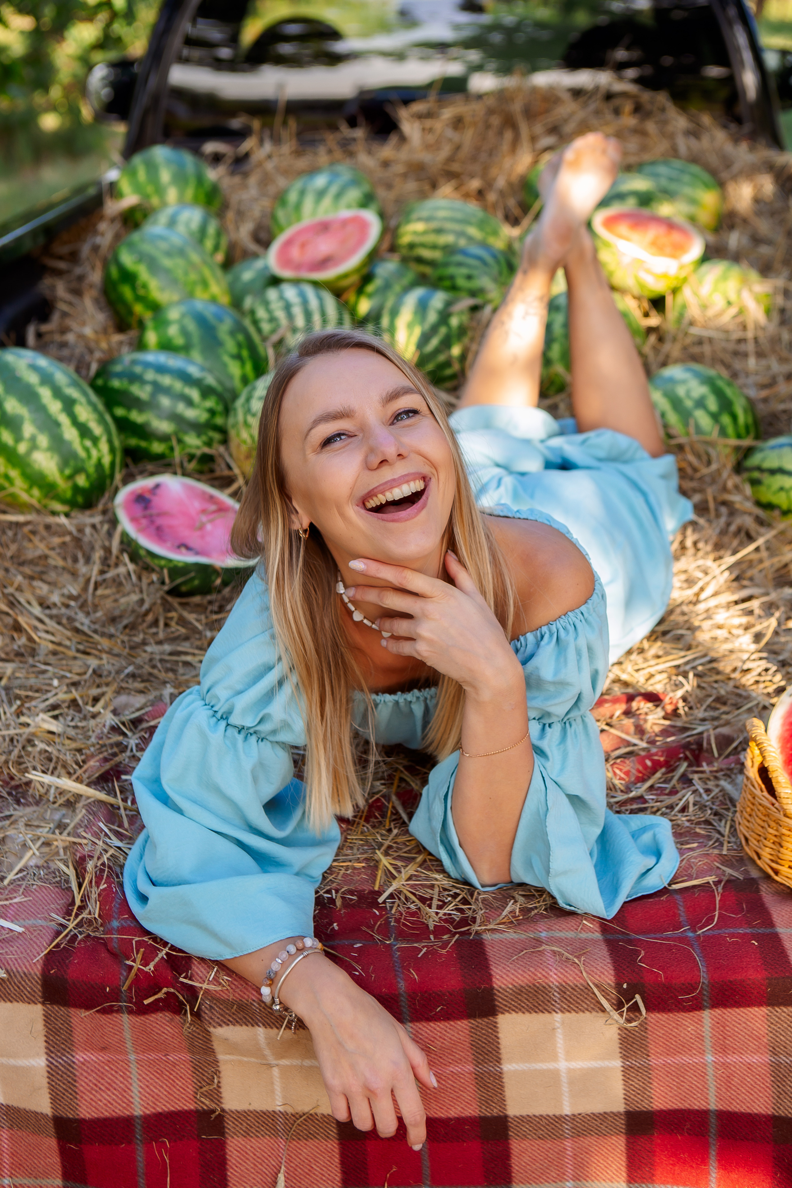 Катерина и красный пикап. Семейный детский фотограф. Фотосессия в Минске